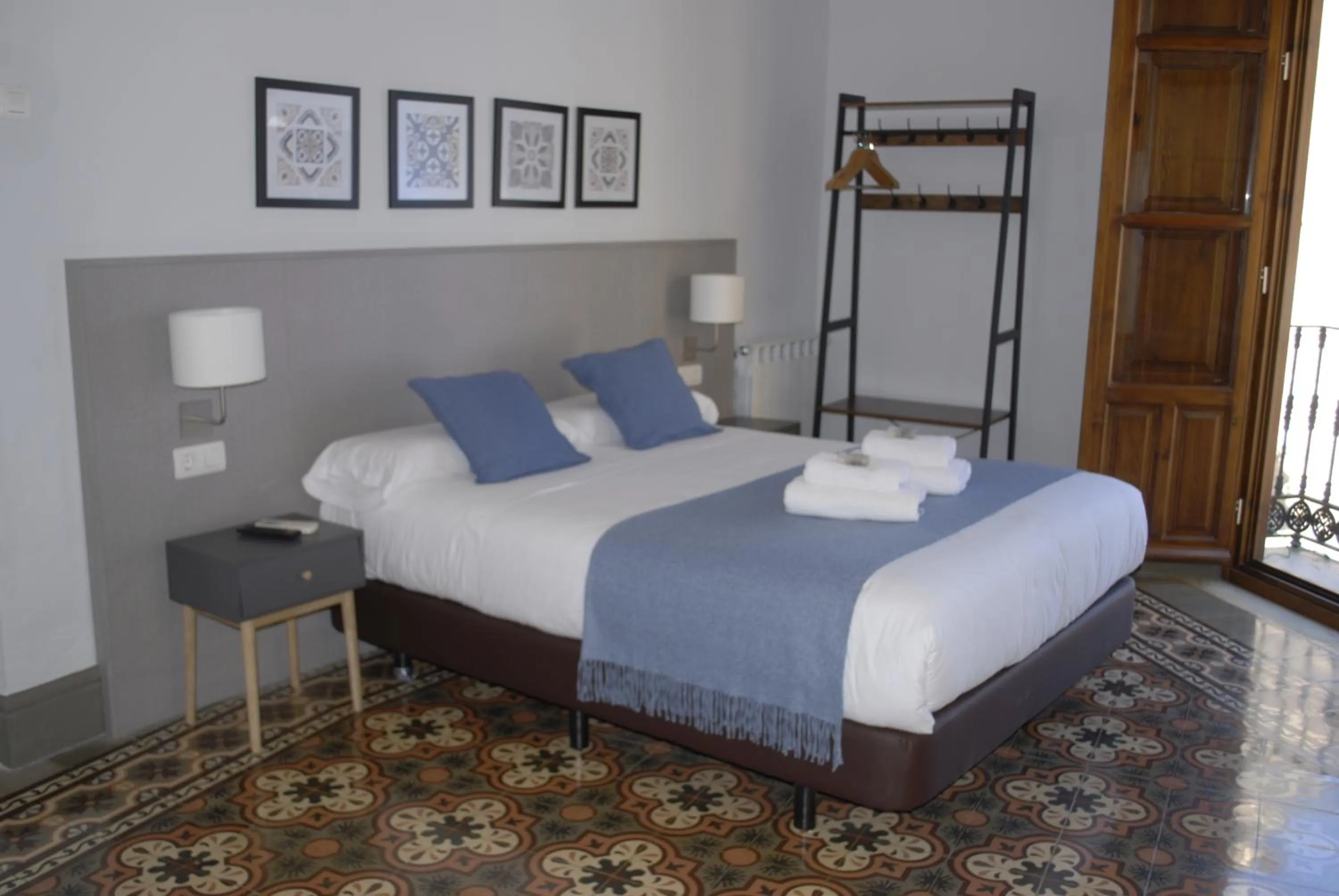 Photo of the whole room, Bed in La Perla Granada Suites