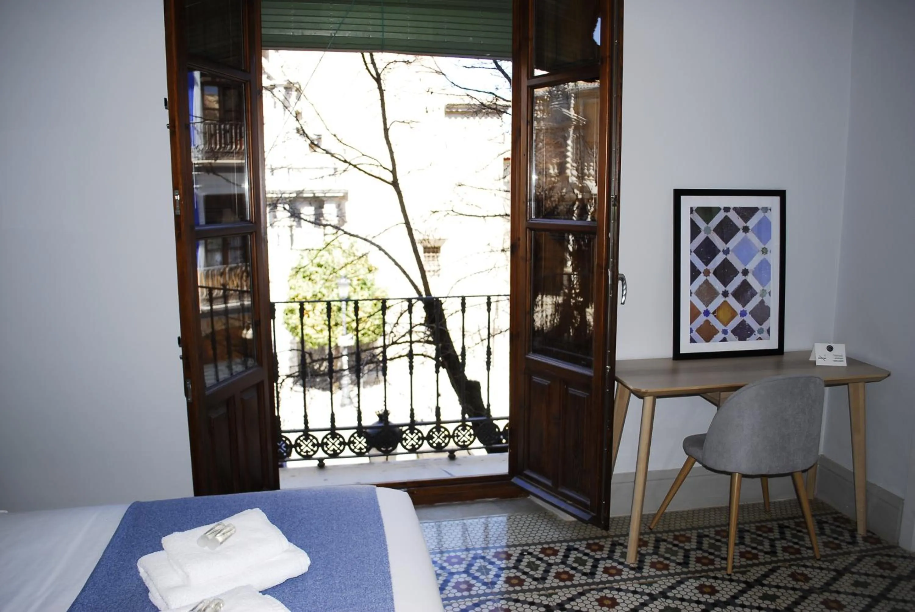 Photo of the whole room, Bed in La Perla Granada Suites