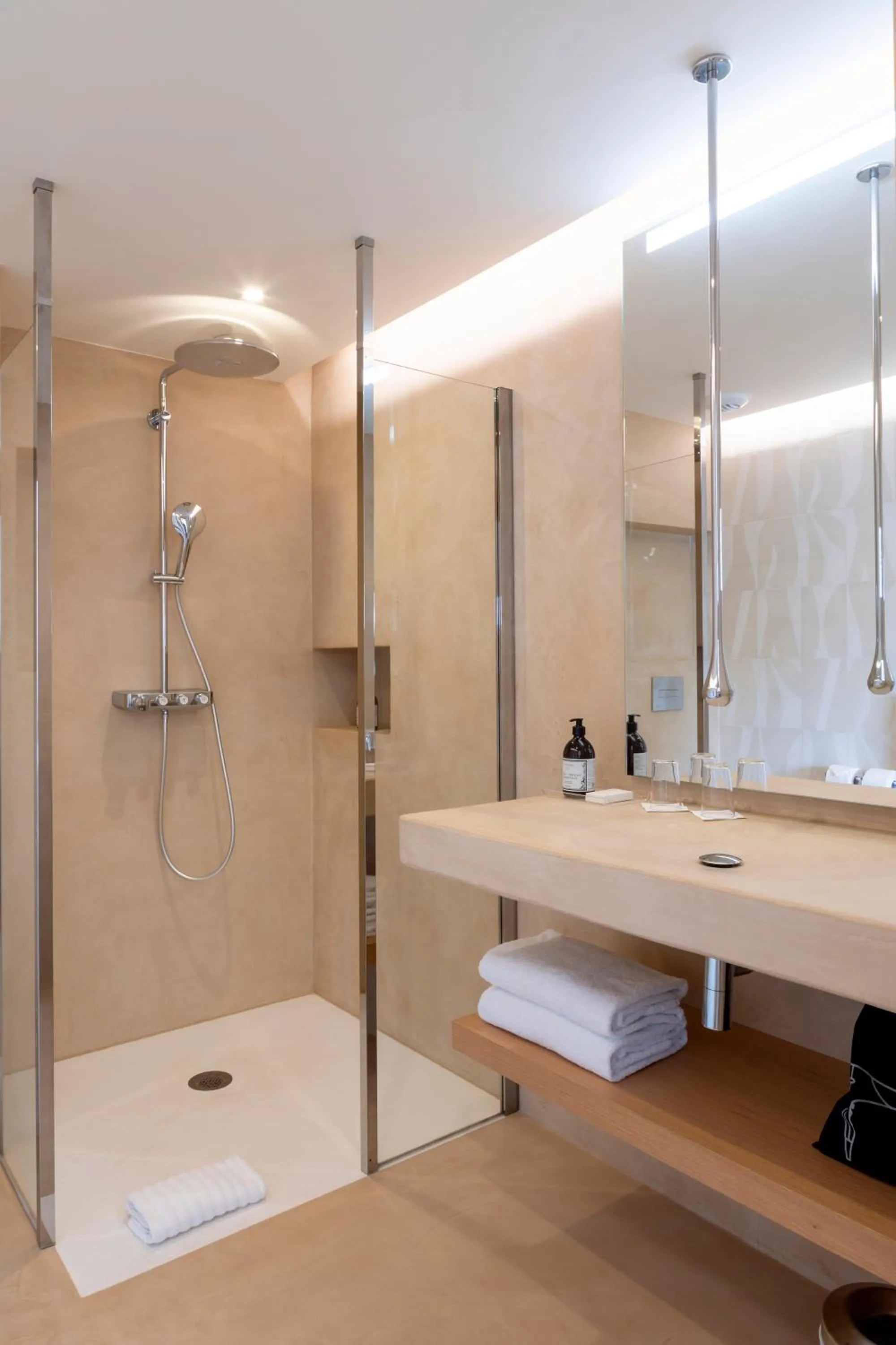 Shower in Hotel & Spa Kasano Calvi - Handwritten Collection