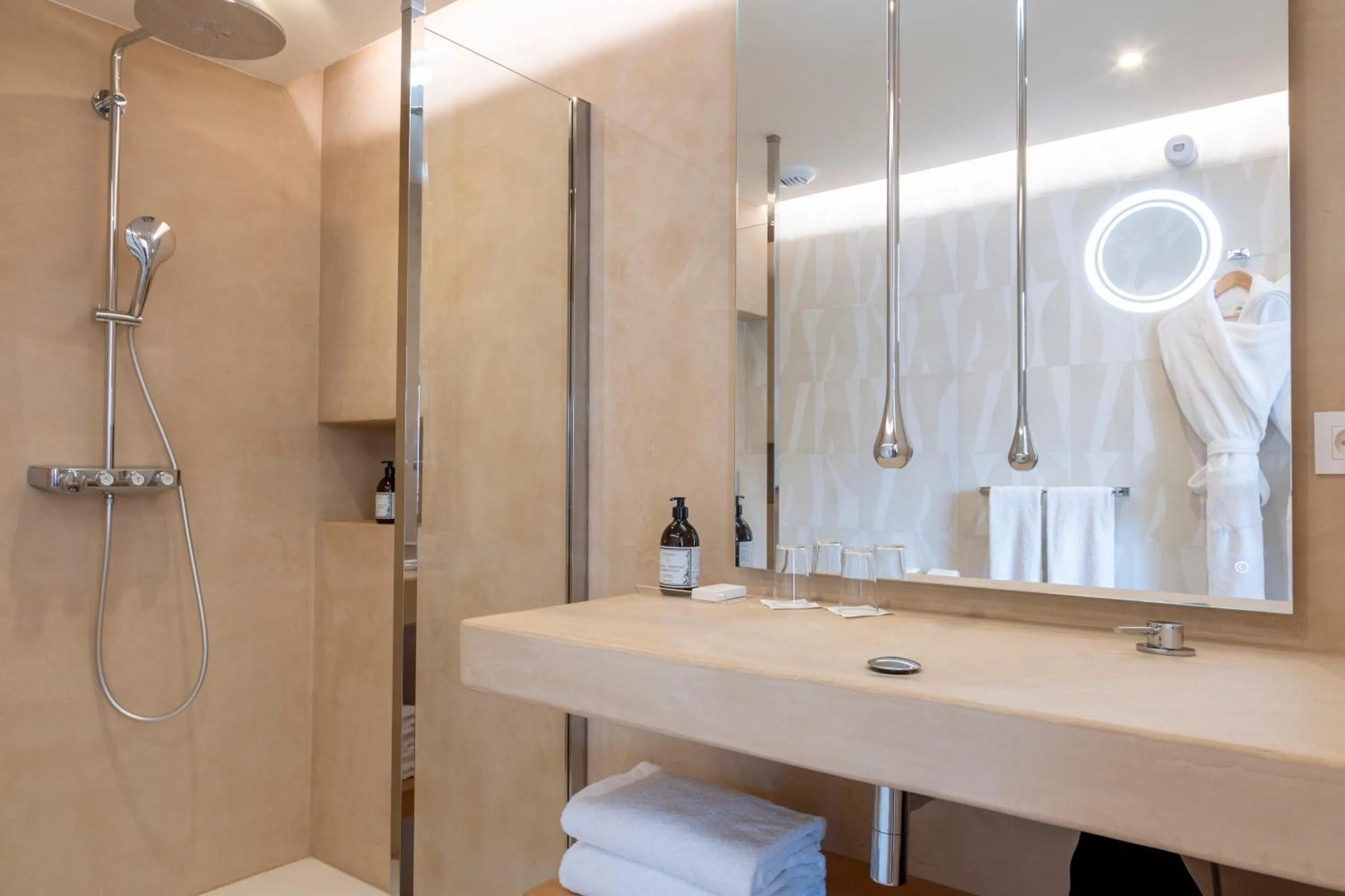 Shower in Hotel & Spa Kasano Calvi - Handwritten Collection