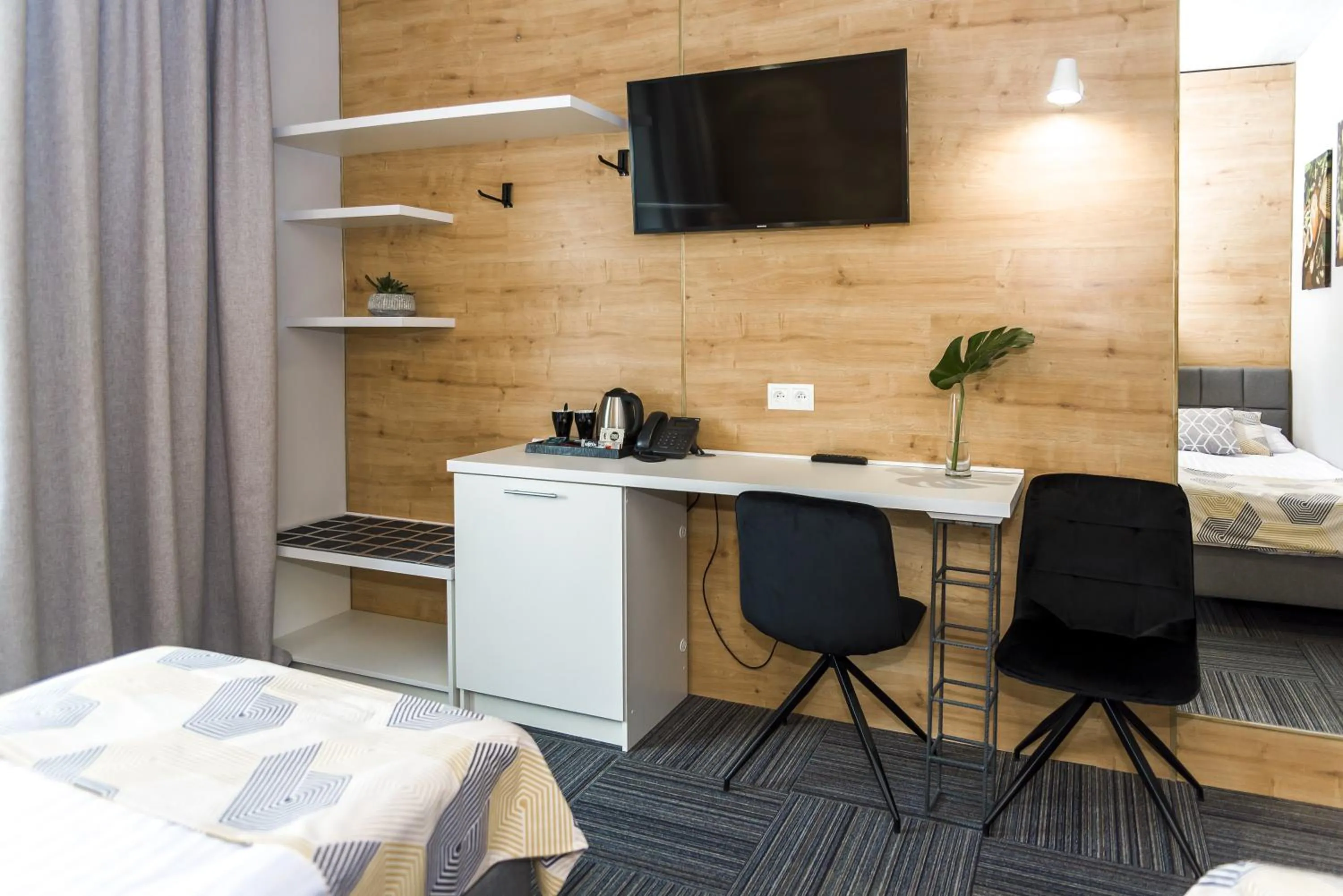 TV and multimedia, Bed in Hotel 107