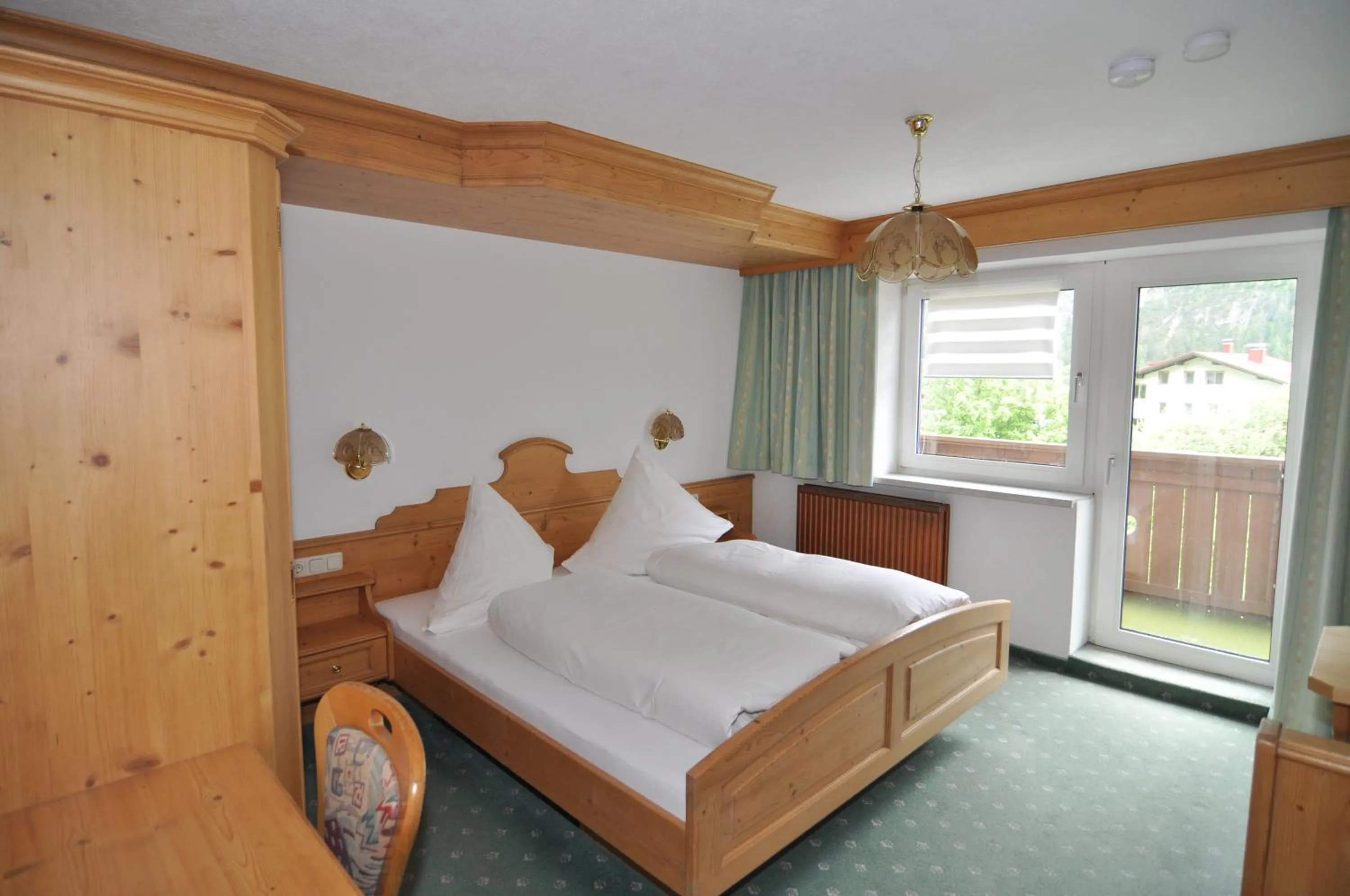 Bed in Pension & Ferienwohnungen Haus Edelweiß