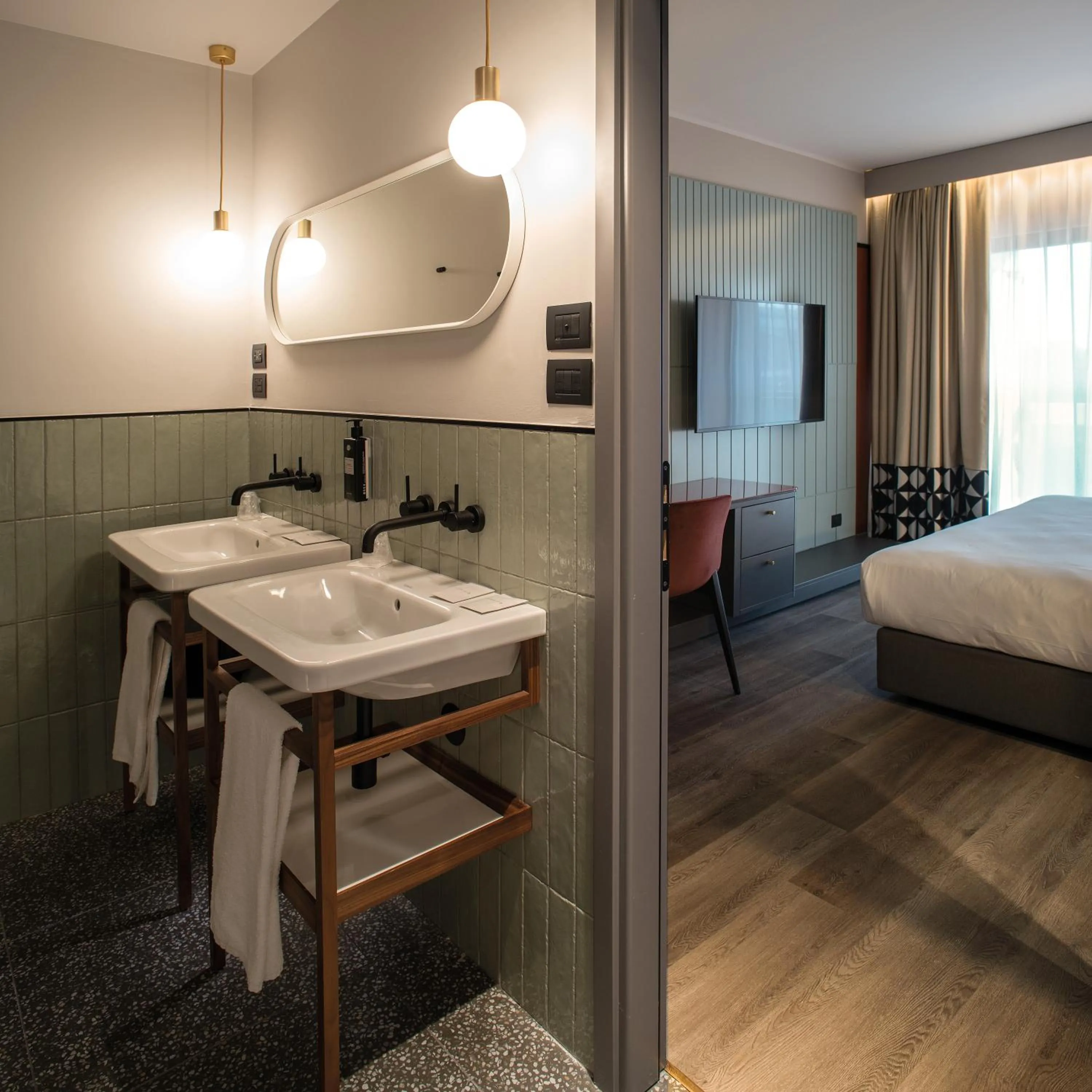 Bathroom, Bed in Hotel Villa Pamphili Roma