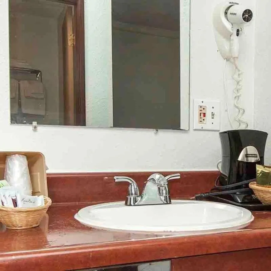 Photo of the whole room in Oak Grove Inn