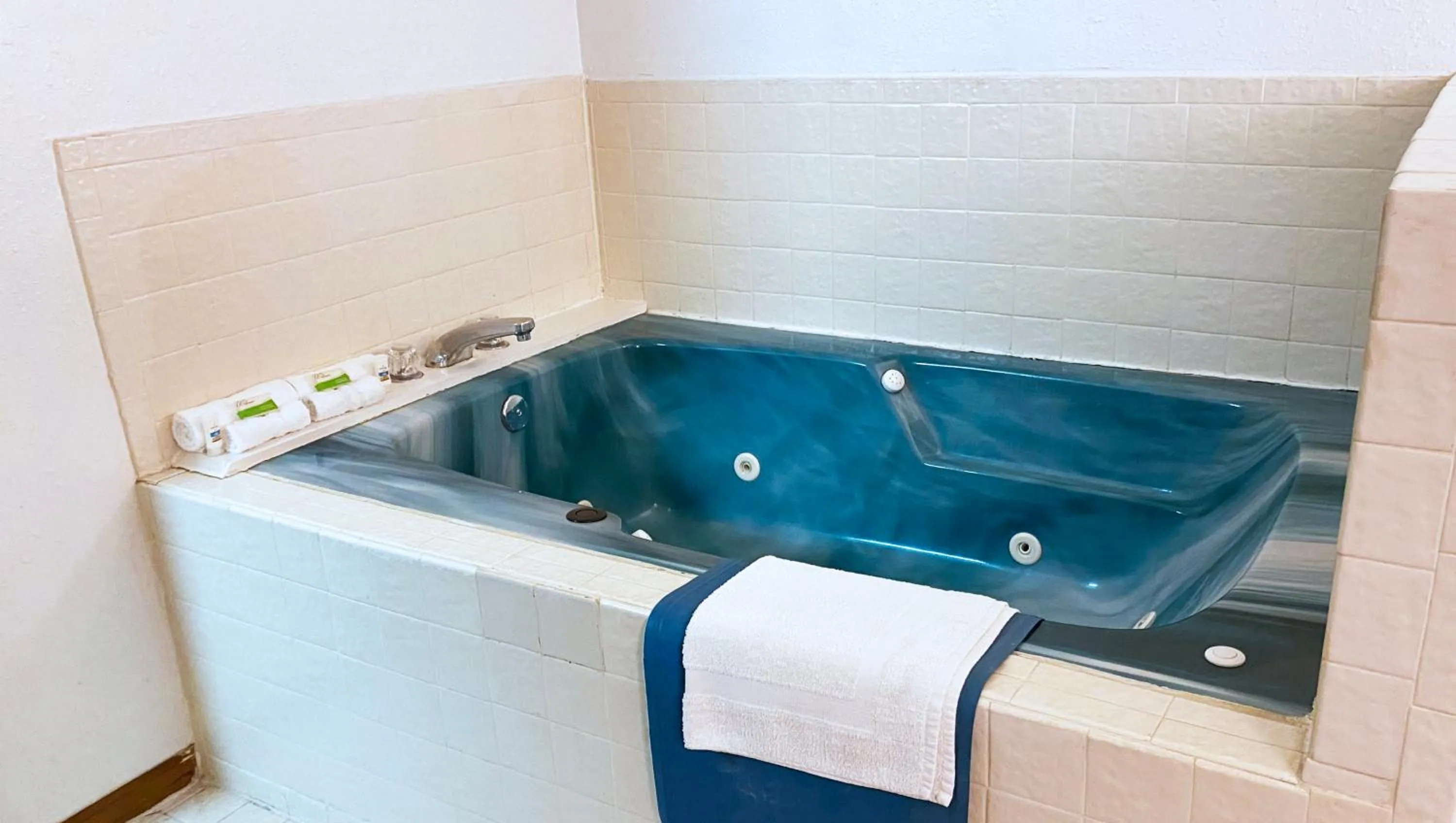 Photo of the whole room in Oak Grove Inn