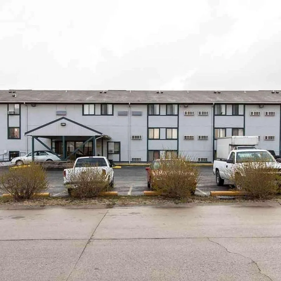 Property building in Oak Grove Inn