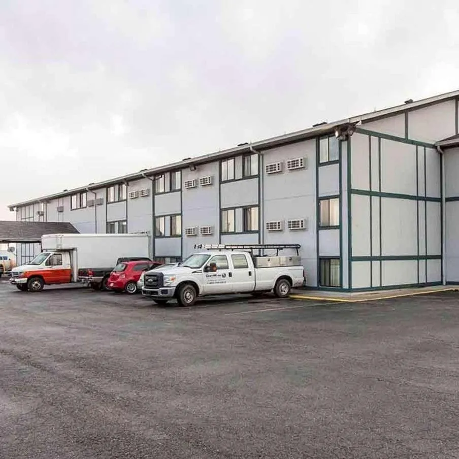 Property building in Oak Grove Inn