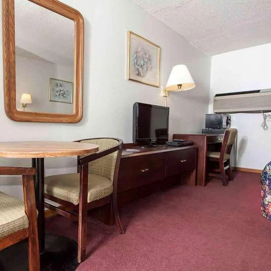 Photo of the whole room in Oak Grove Inn