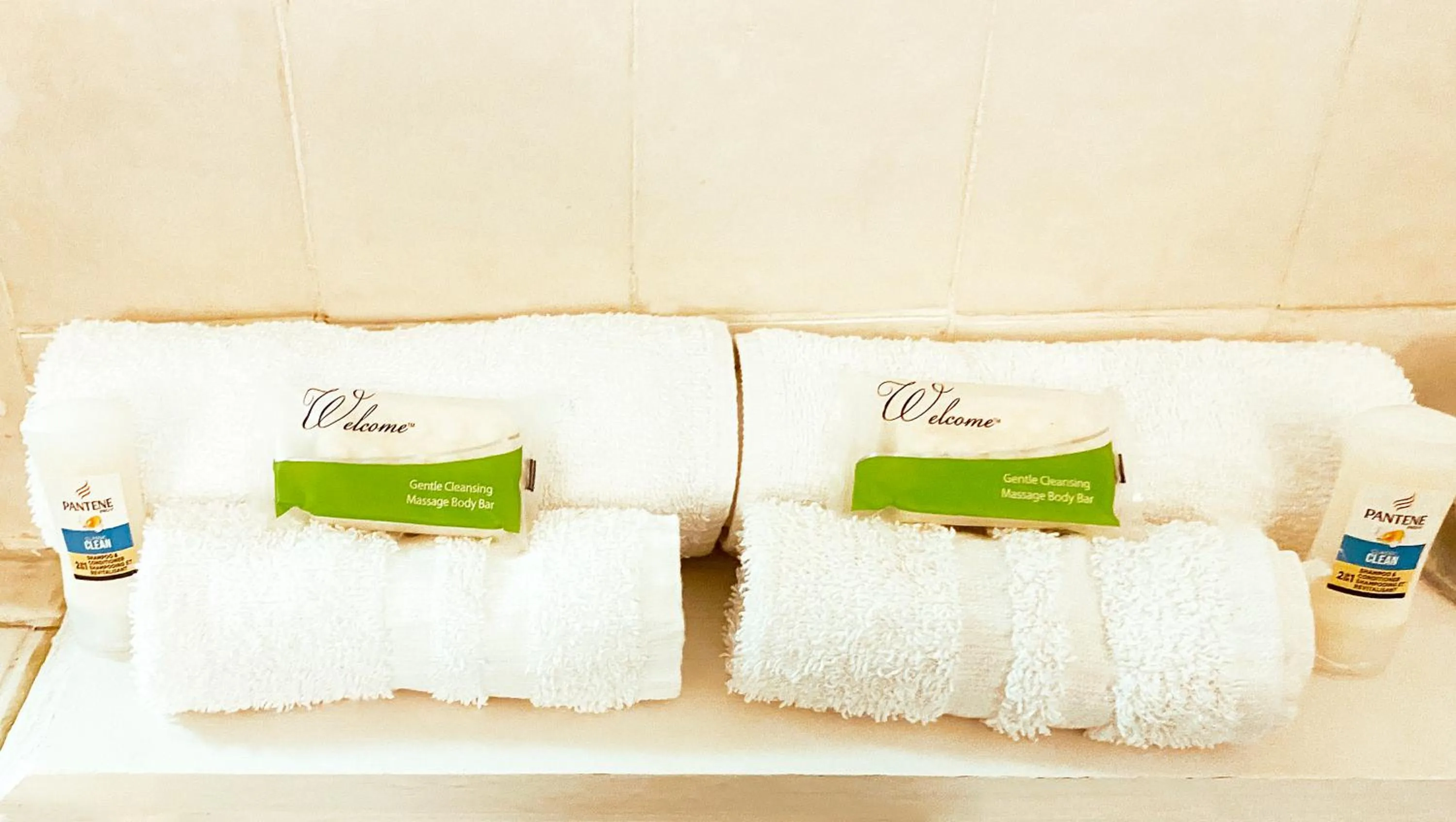 Bathroom, Bed in Oak Grove Inn