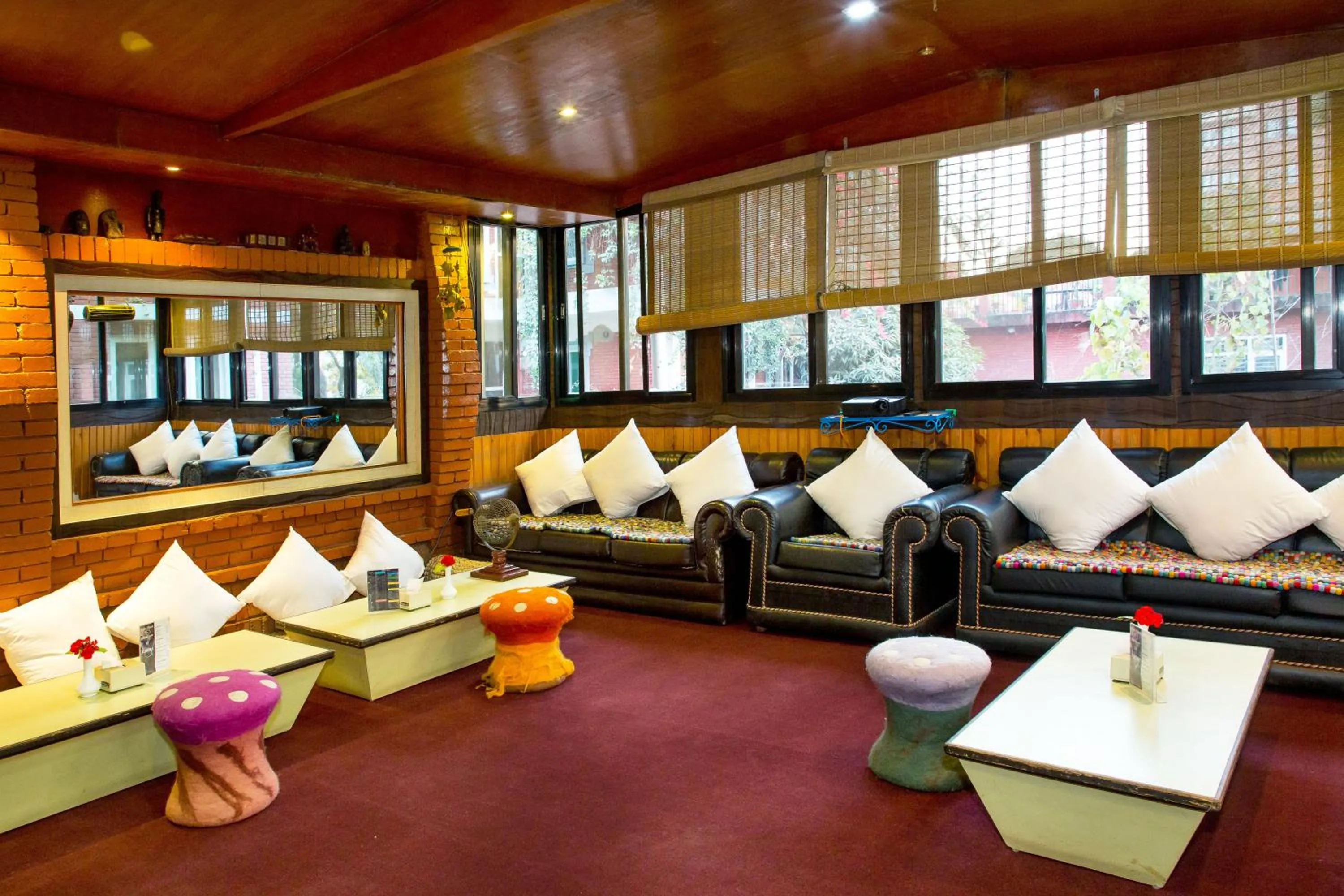 Communal lounge/ TV room in Shangrila Boutique Hotel