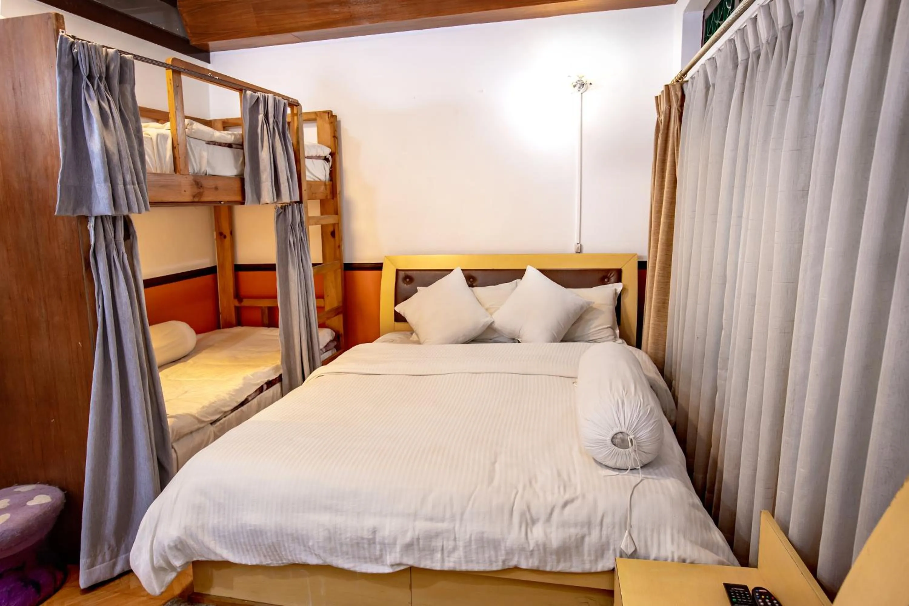 bunk bed, Bed in Shangrila Boutique Hotel