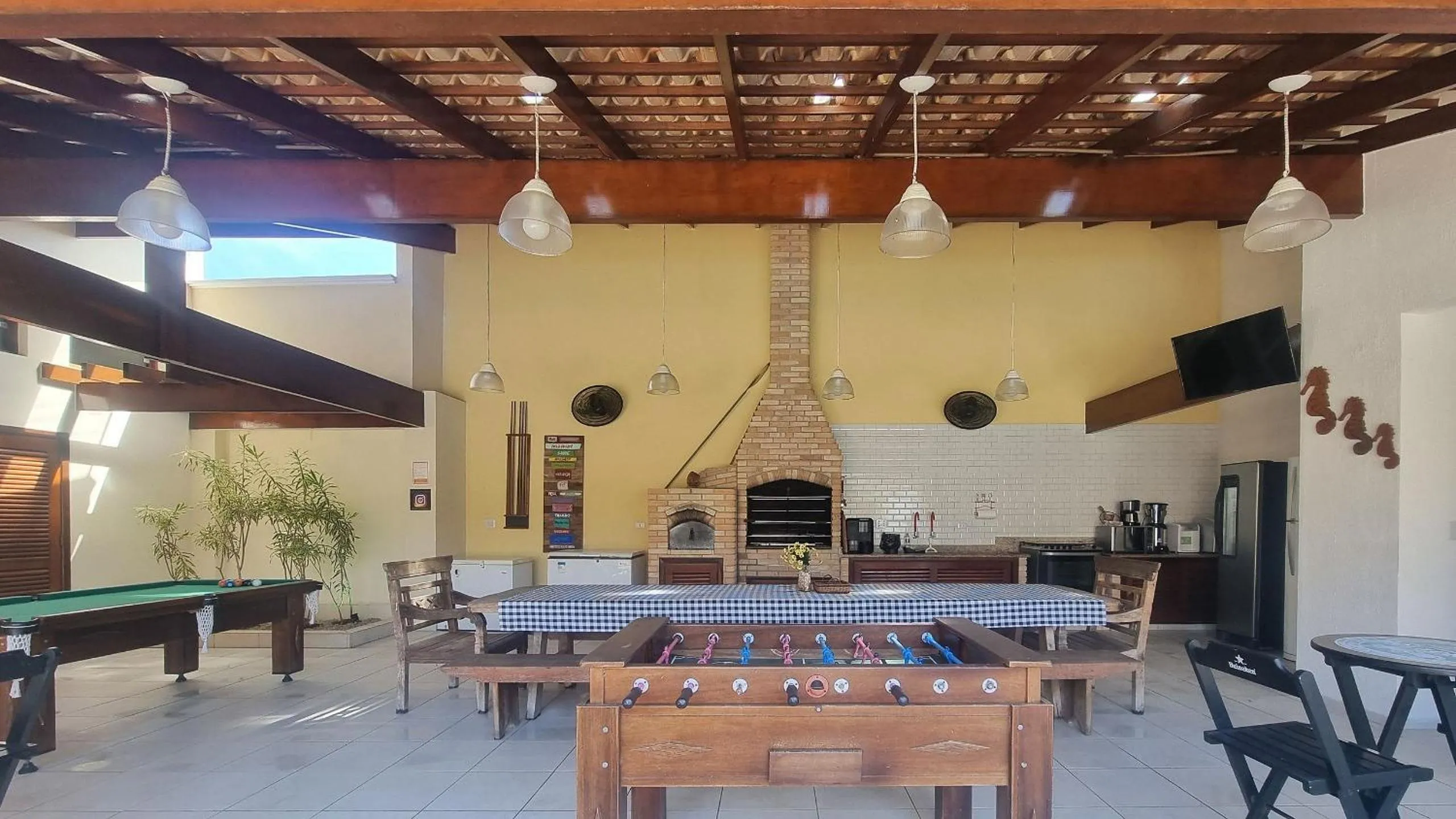 BBQ facilities in Espetacular, 6 suítes, Varanda Gourmet, Bilhar, Pebolim, Praia dos Sonhos
