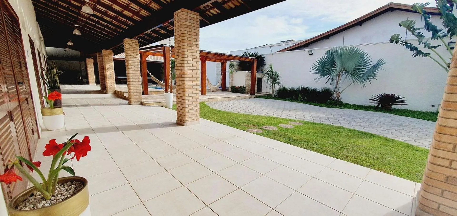 Balcony/Terrace in Espetacular, 6 suítes, Varanda Gourmet, Bilhar, Pebolim, Praia dos Sonhos