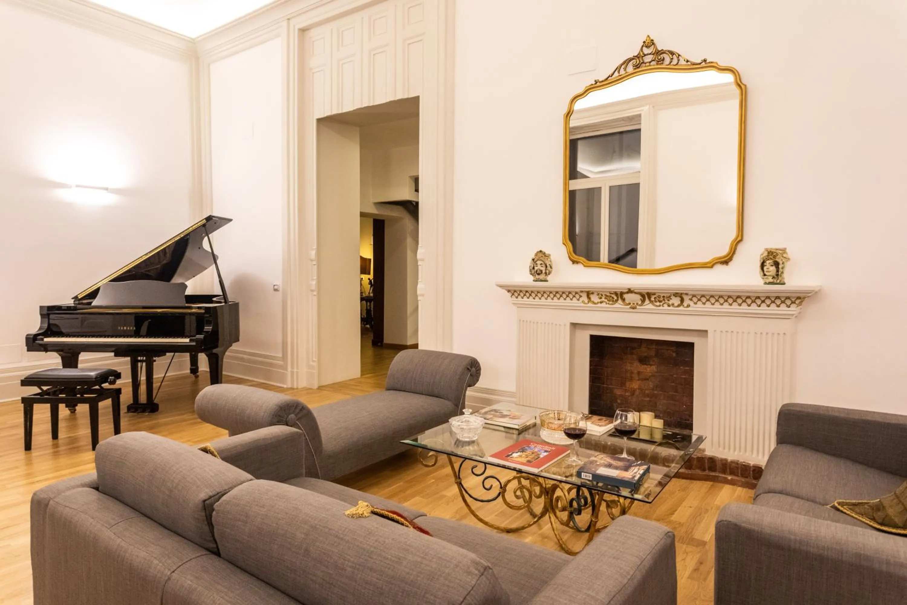 Communal lounge/ TV room in Divisi Suites & SPA