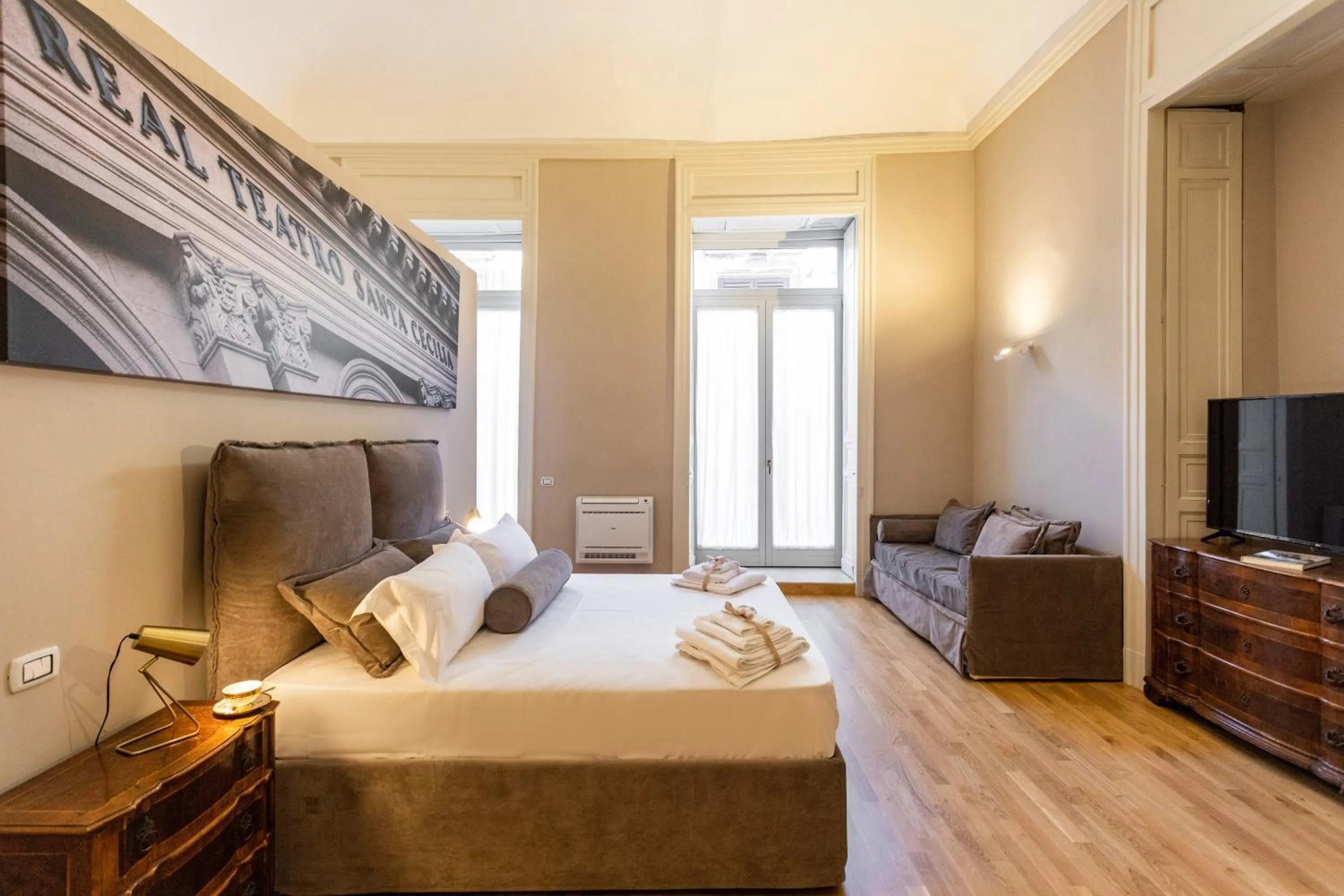 Photo of the whole room, Bed in Divisi Suites & SPA