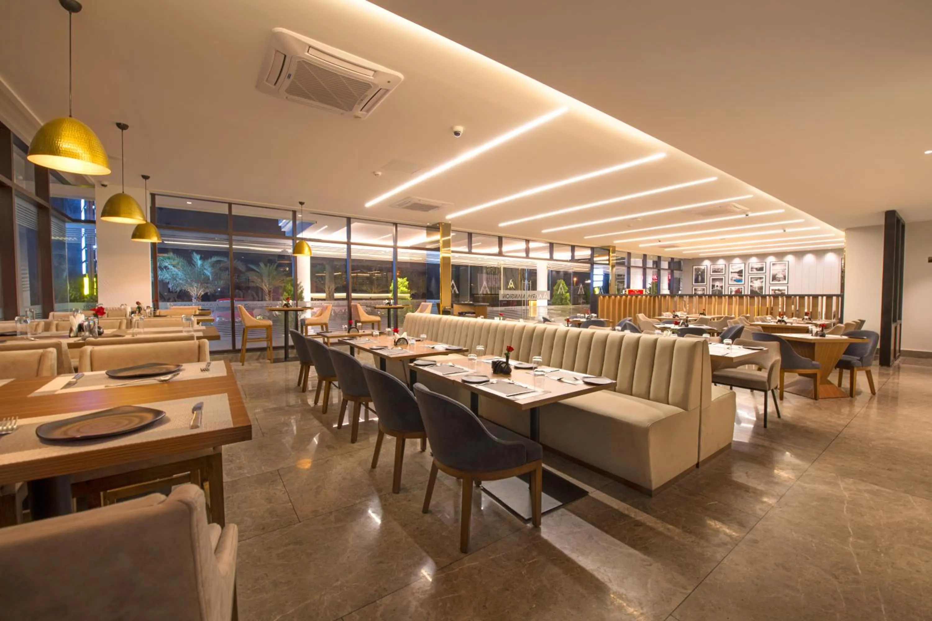 Restaurant/places to eat in AARYA MANSION V One Hotel