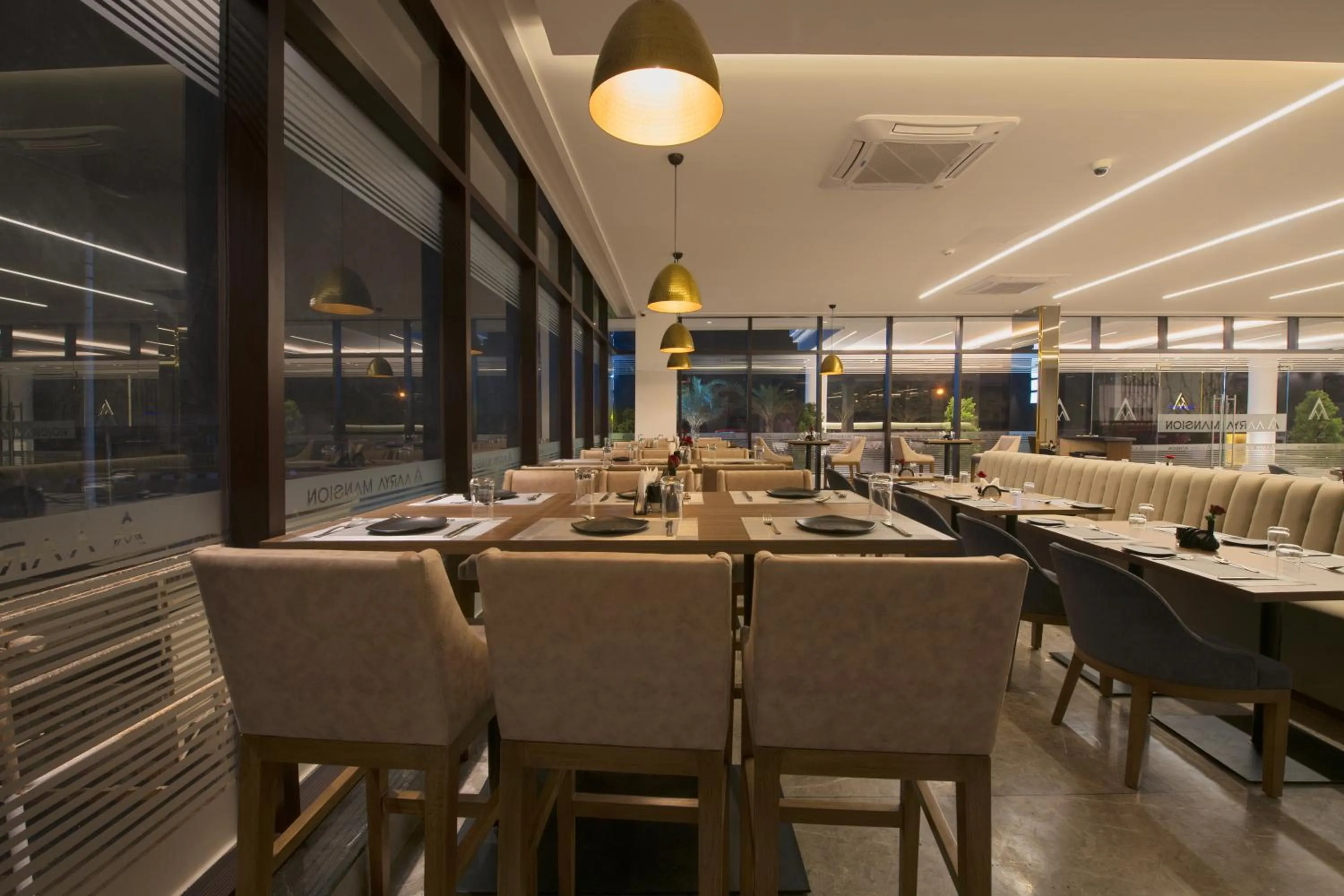 Restaurant/places to eat in AARYA MANSION V One Hotel