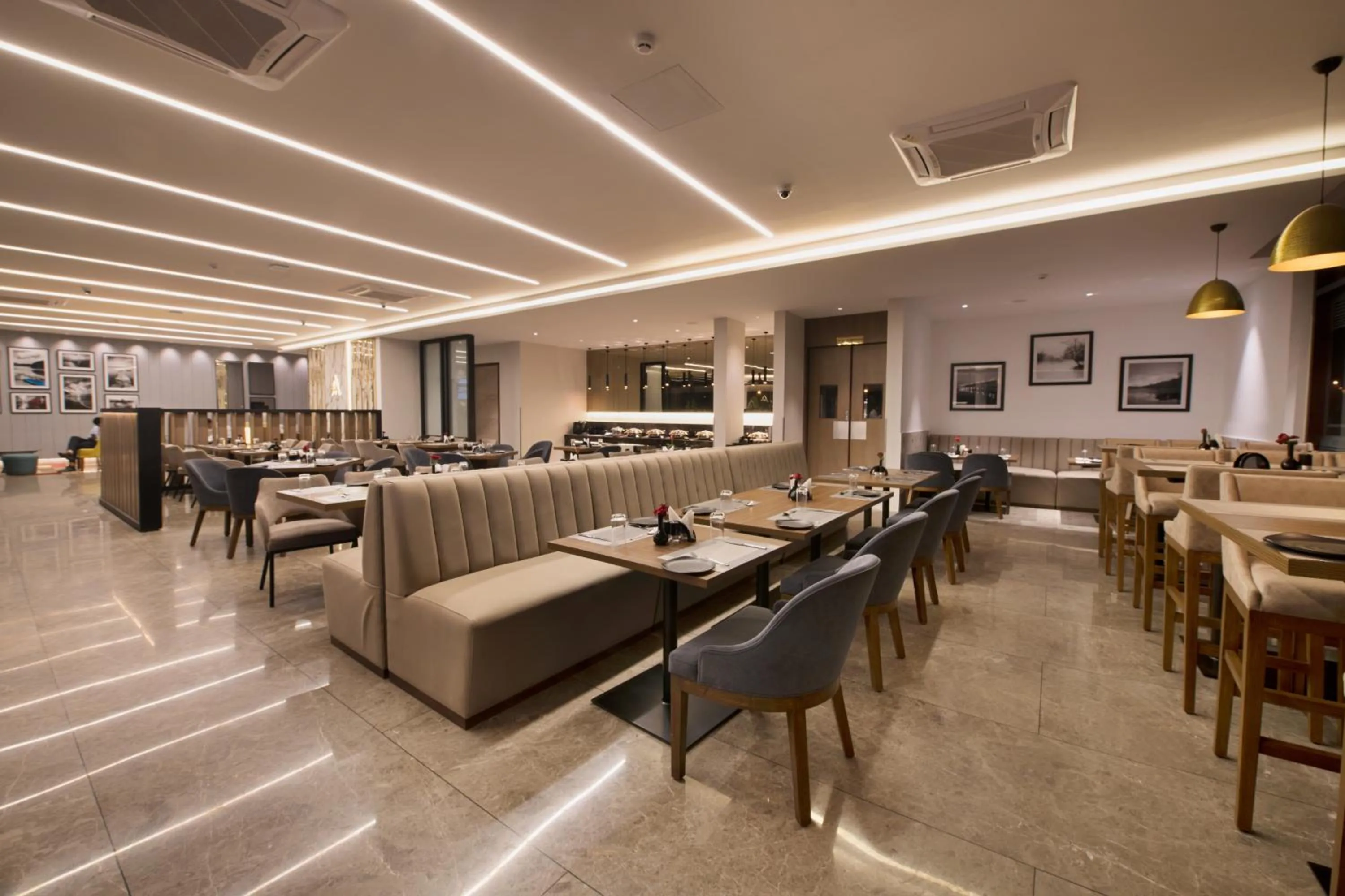 Restaurant/places to eat in AARYA MANSION V One Hotel