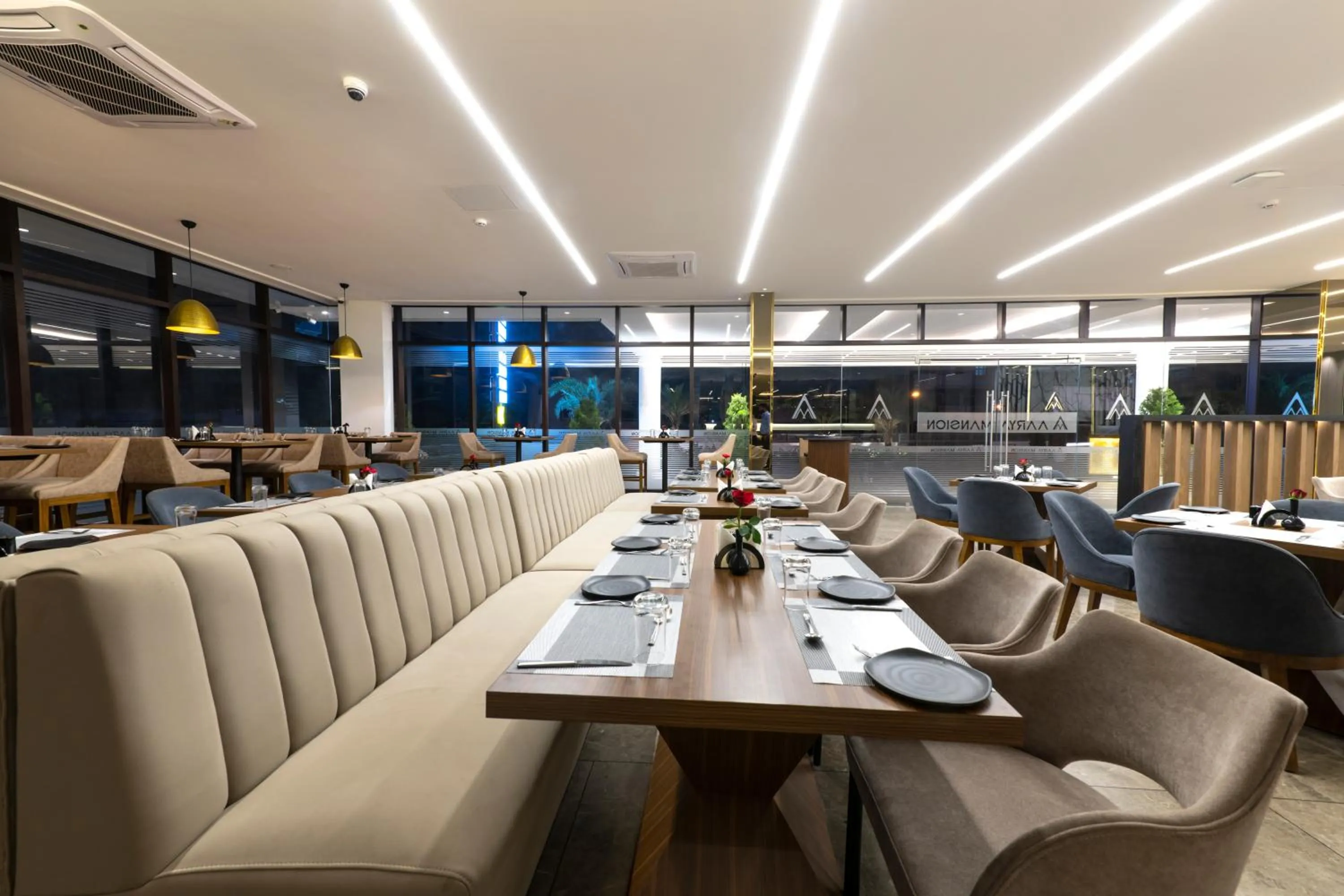 Restaurant/places to eat in AARYA MANSION V One Hotel