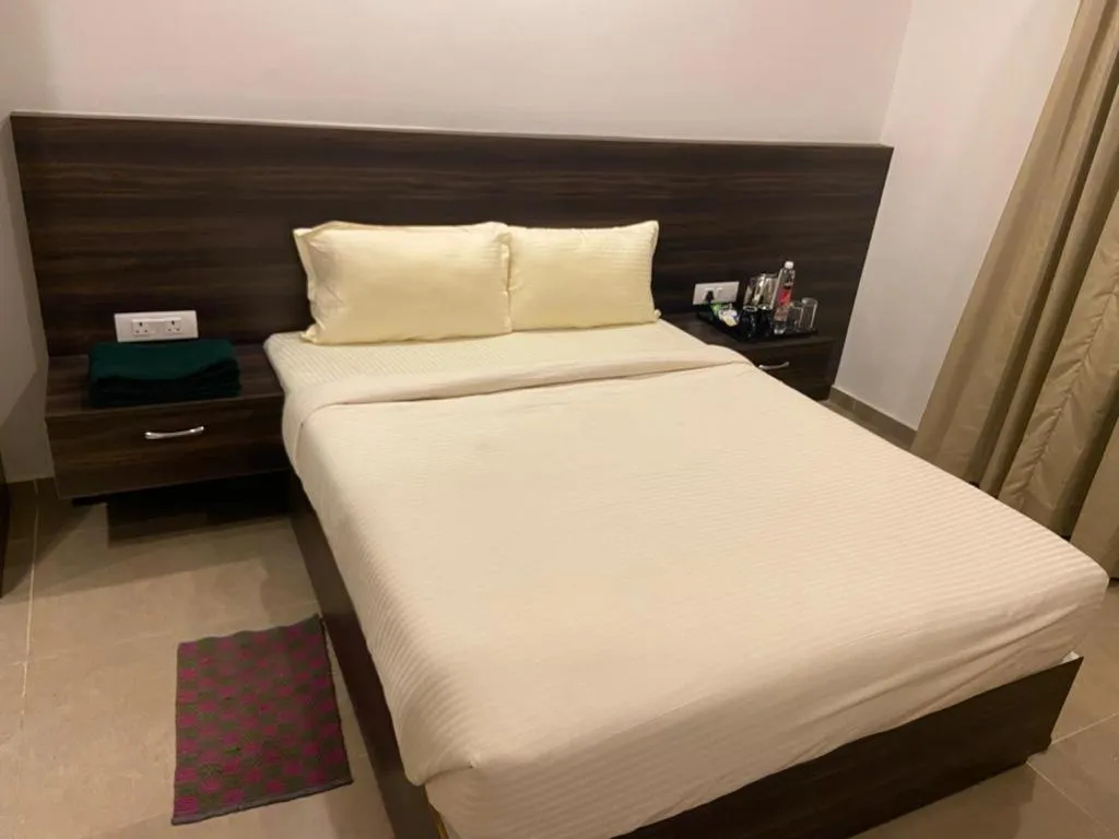 Bed in AARYA MANSION V One Hotel