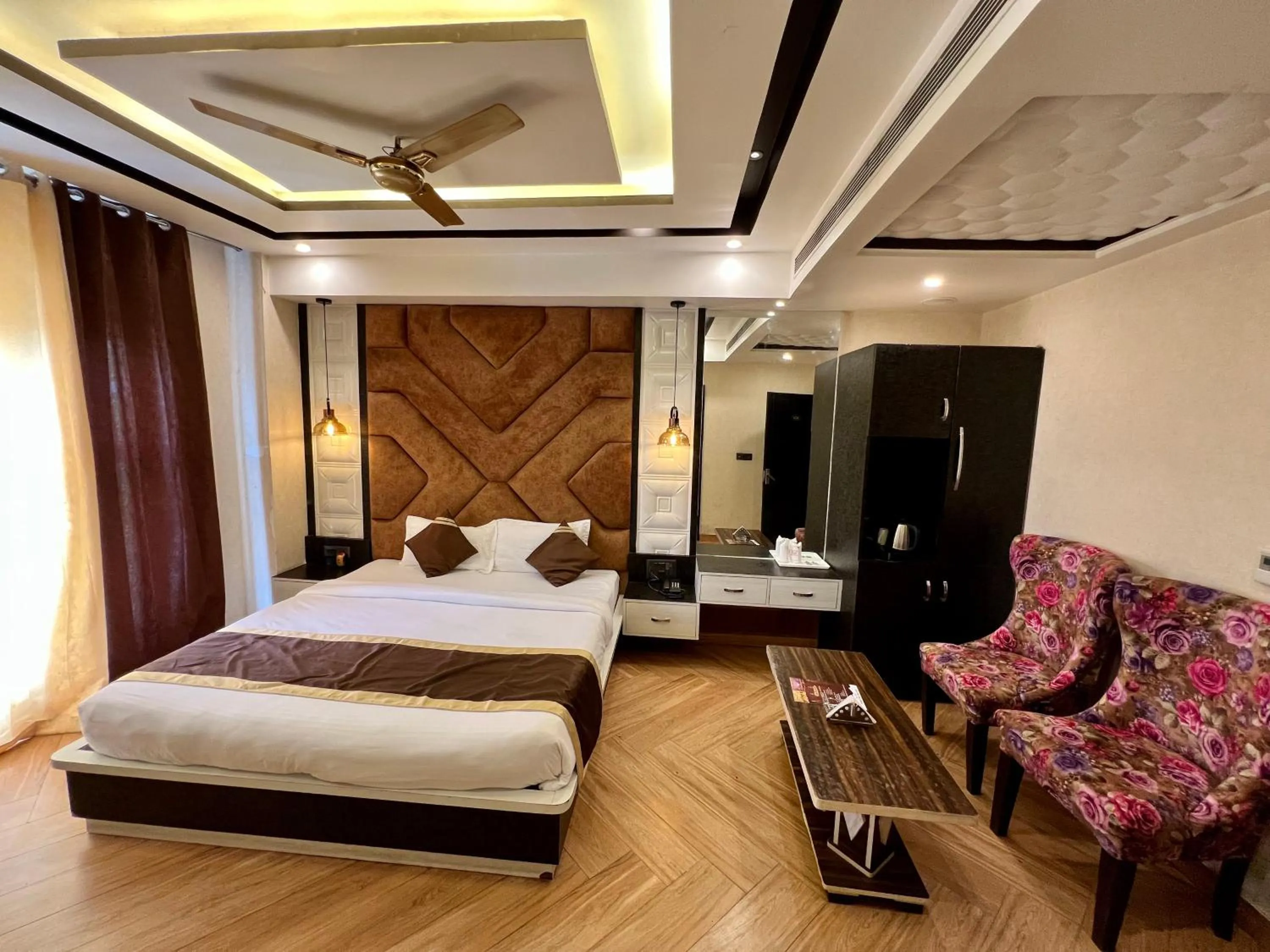 Communal lounge/ TV room, Bed in HOTEL PLEASANT VIEW