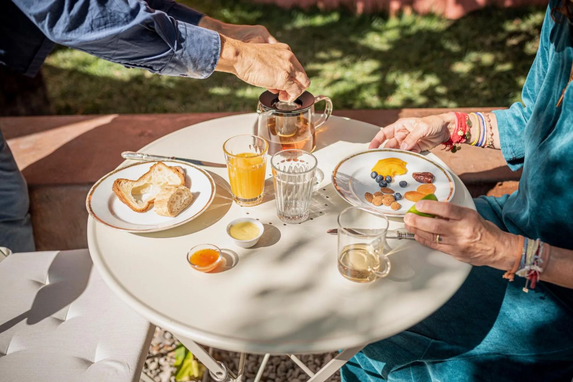 People in toctoctoc lisboa