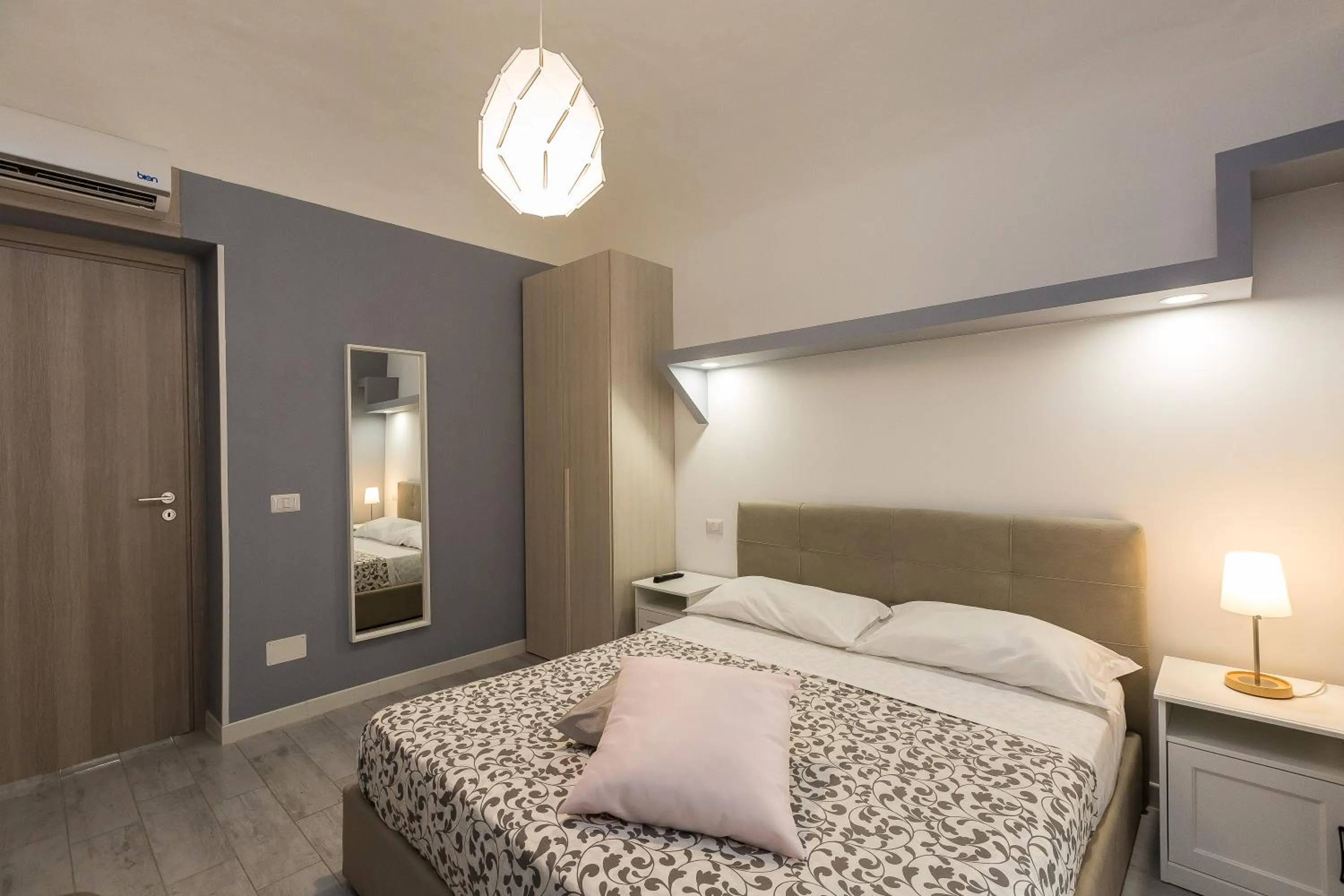 Bedroom, Bed in San Peter Angels