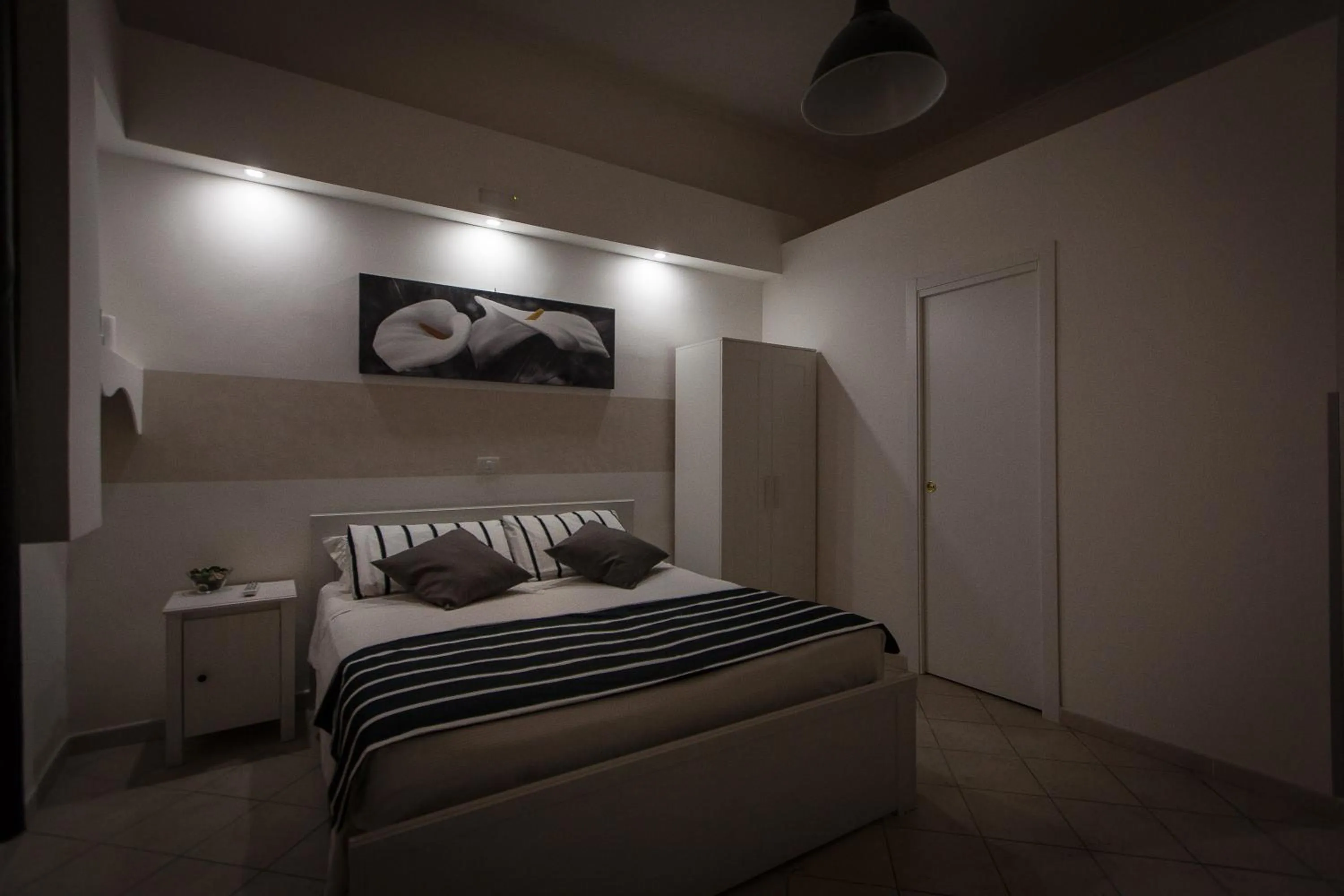 Photo of the whole room, Bed in San Peter Angels