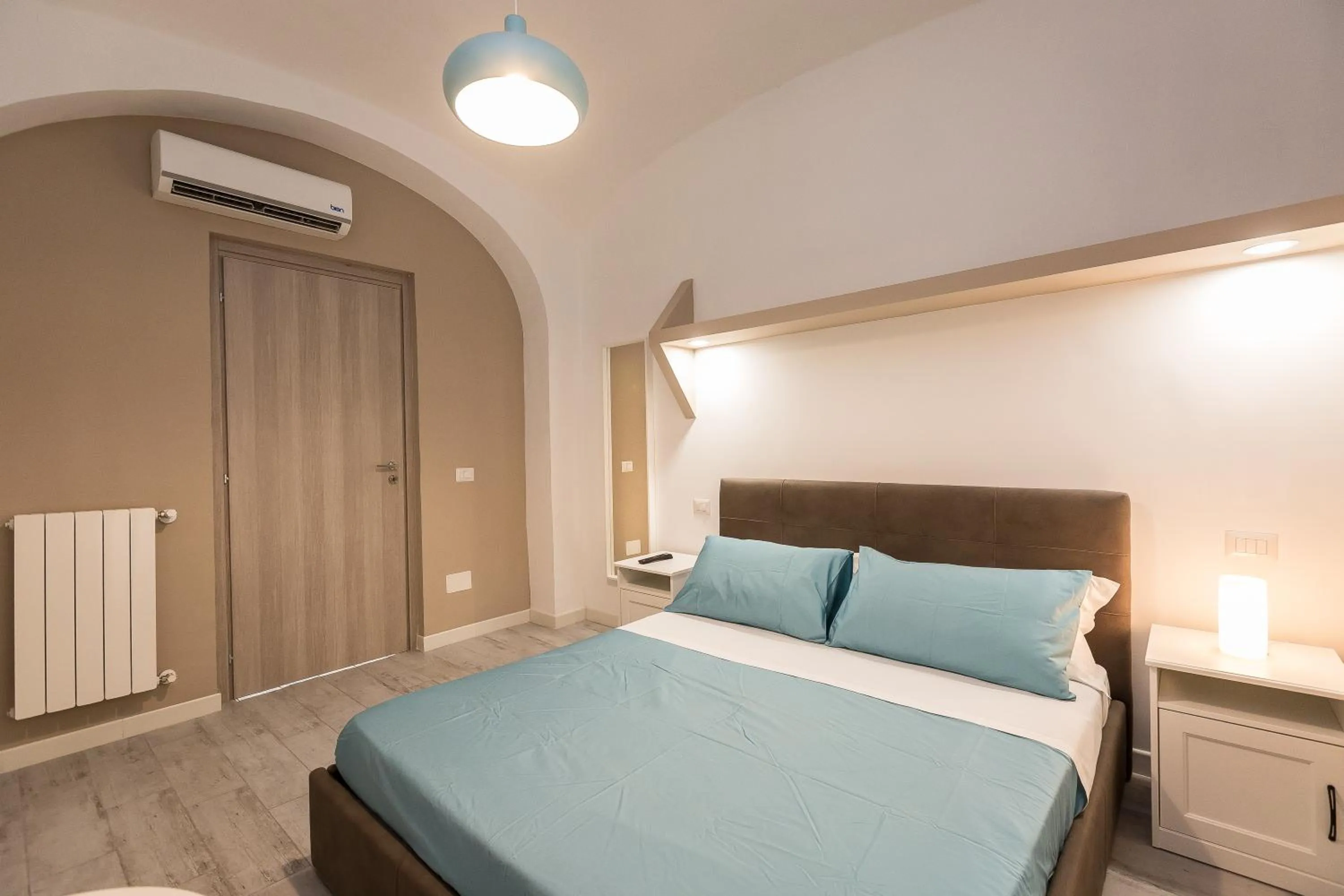 Photo of the whole room, Bed in San Peter Angels