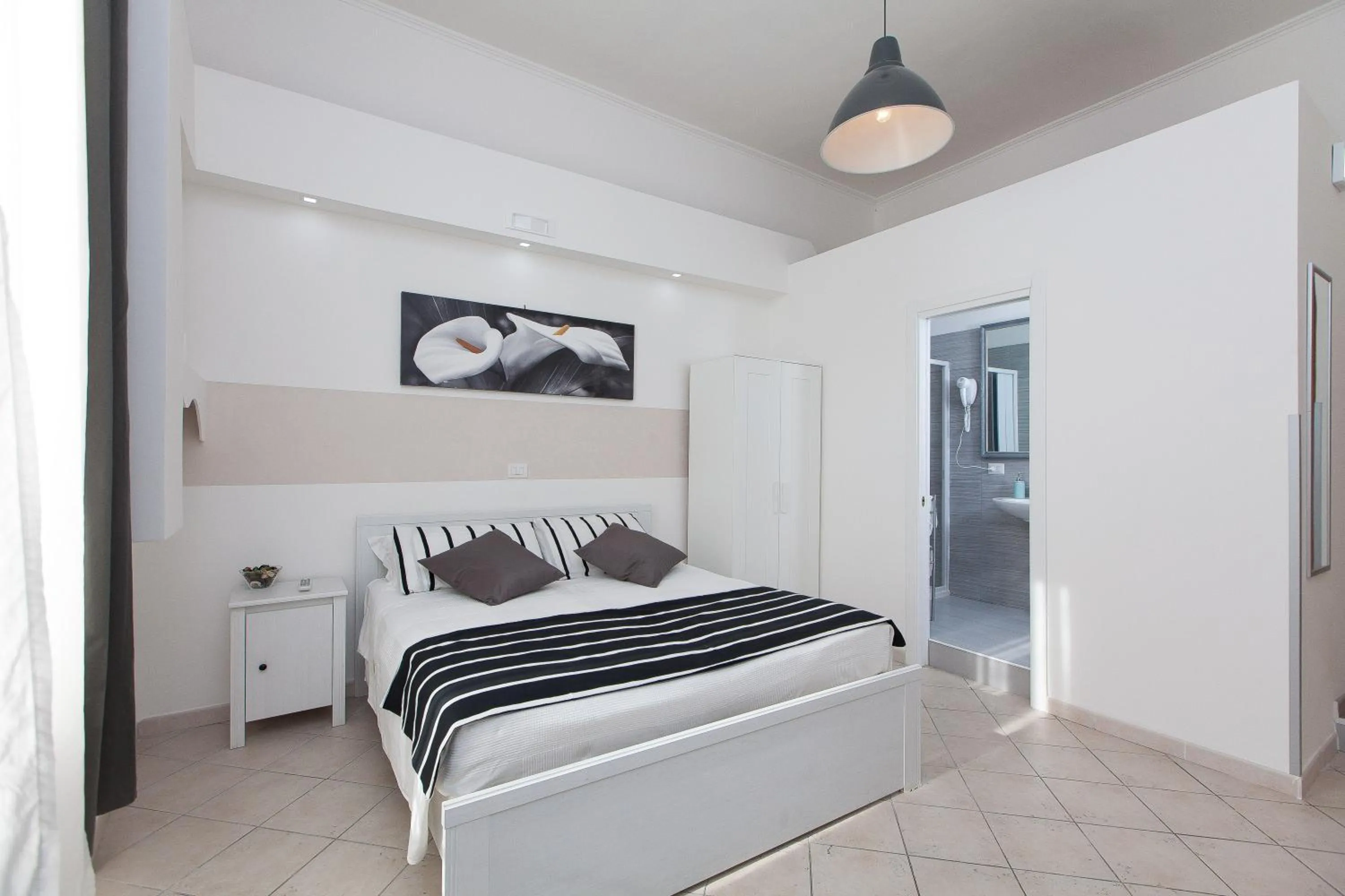 Photo of the whole room, Bed in San Peter Angels