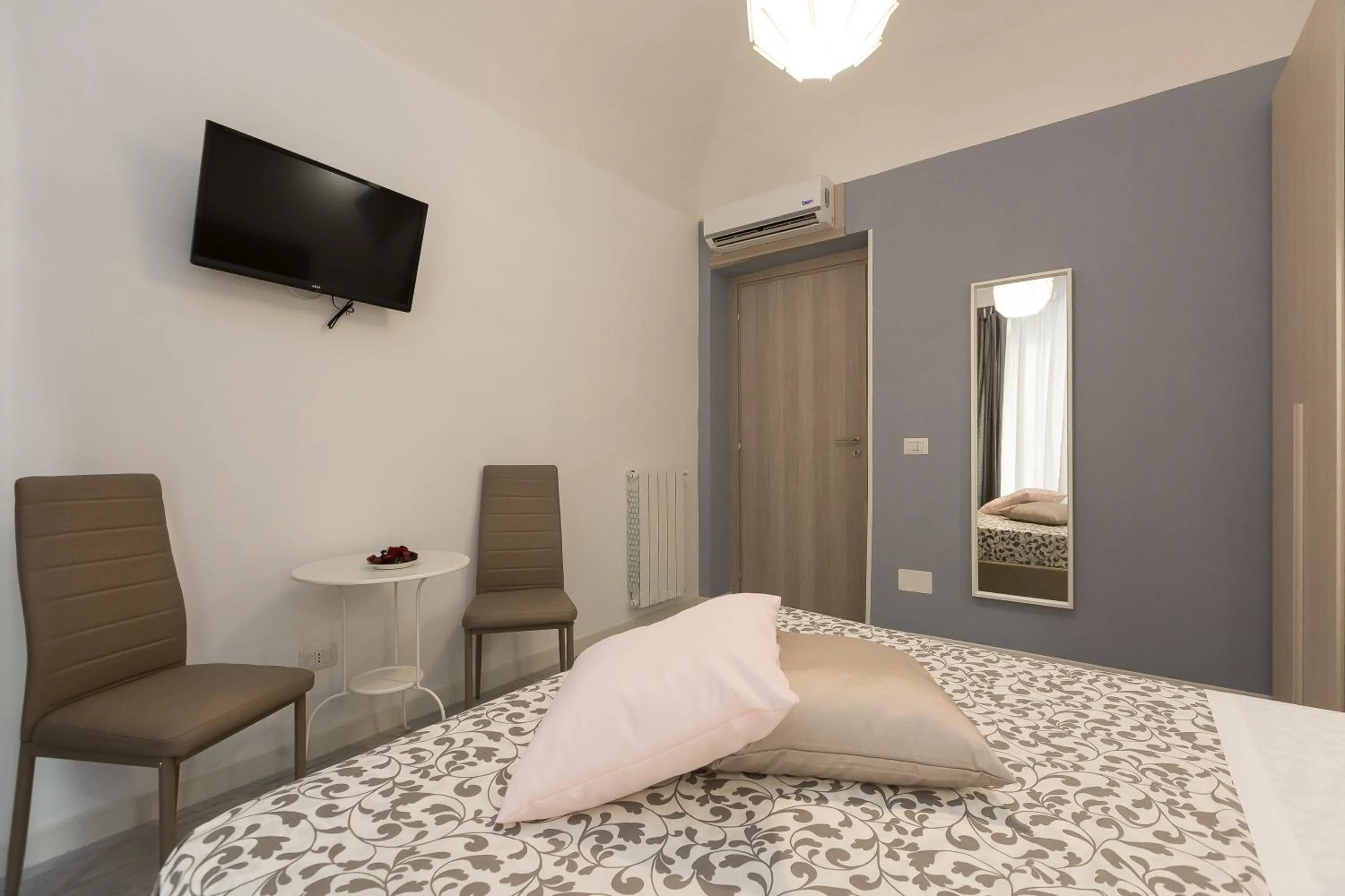 Photo of the whole room, Bed in San Peter Angels