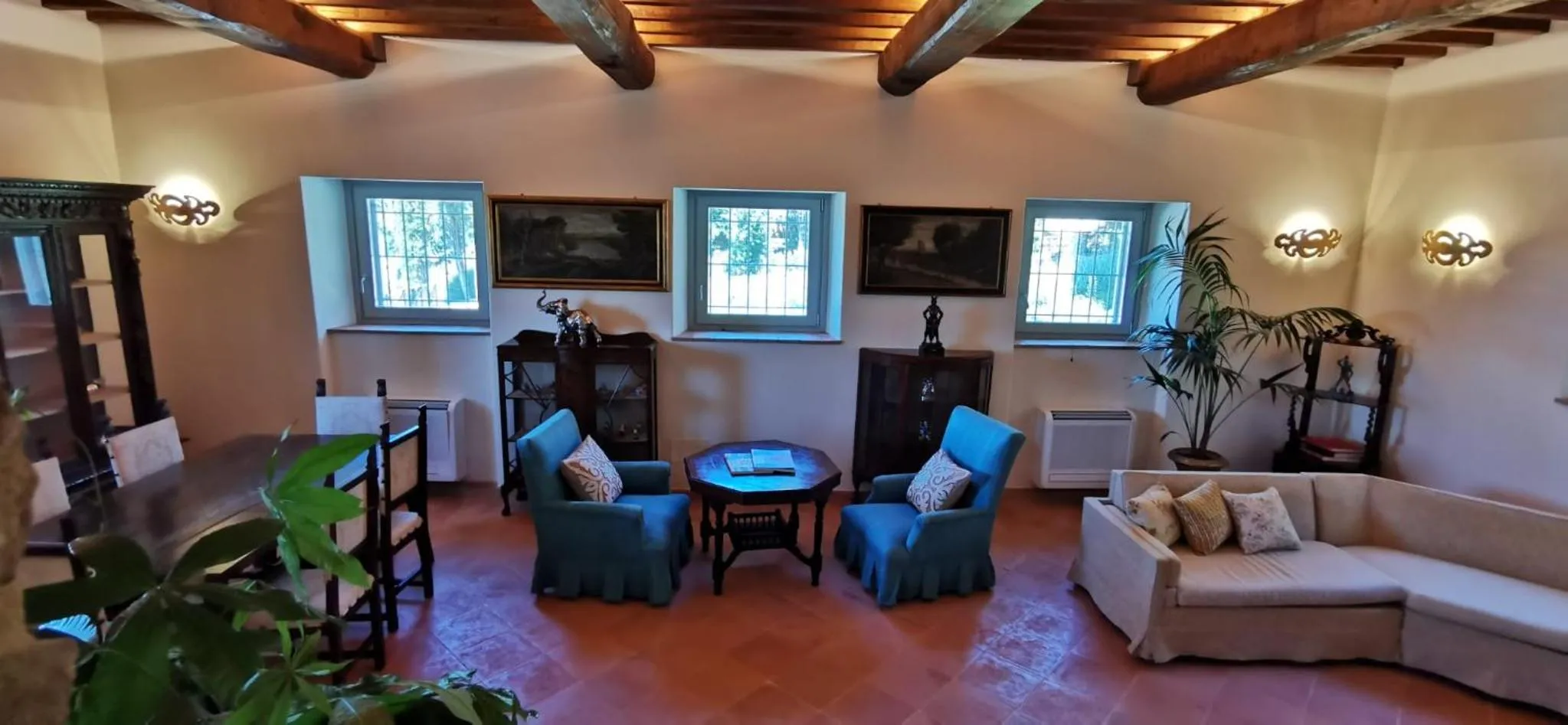 Communal lounge/ TV room in Chimera Tuscany Resort