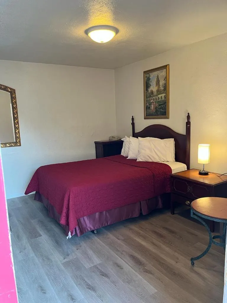 Photo of the whole room, Bed in Economy Inn Paso Robles