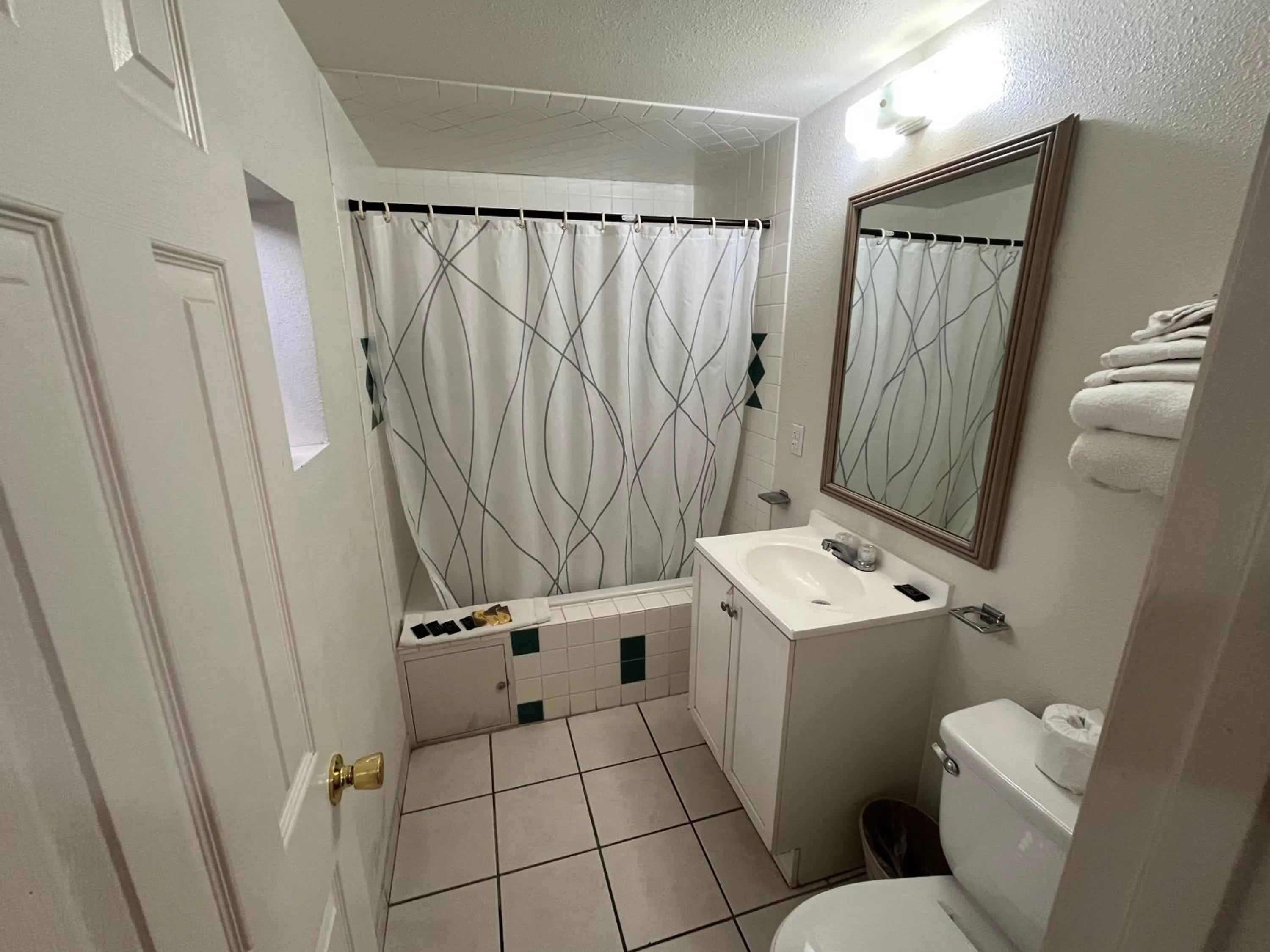 Shower in Economy Inn Paso Robles