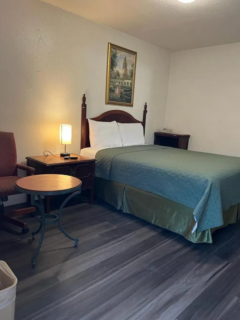 Photo of the whole room, Bed in Economy Inn Paso Robles