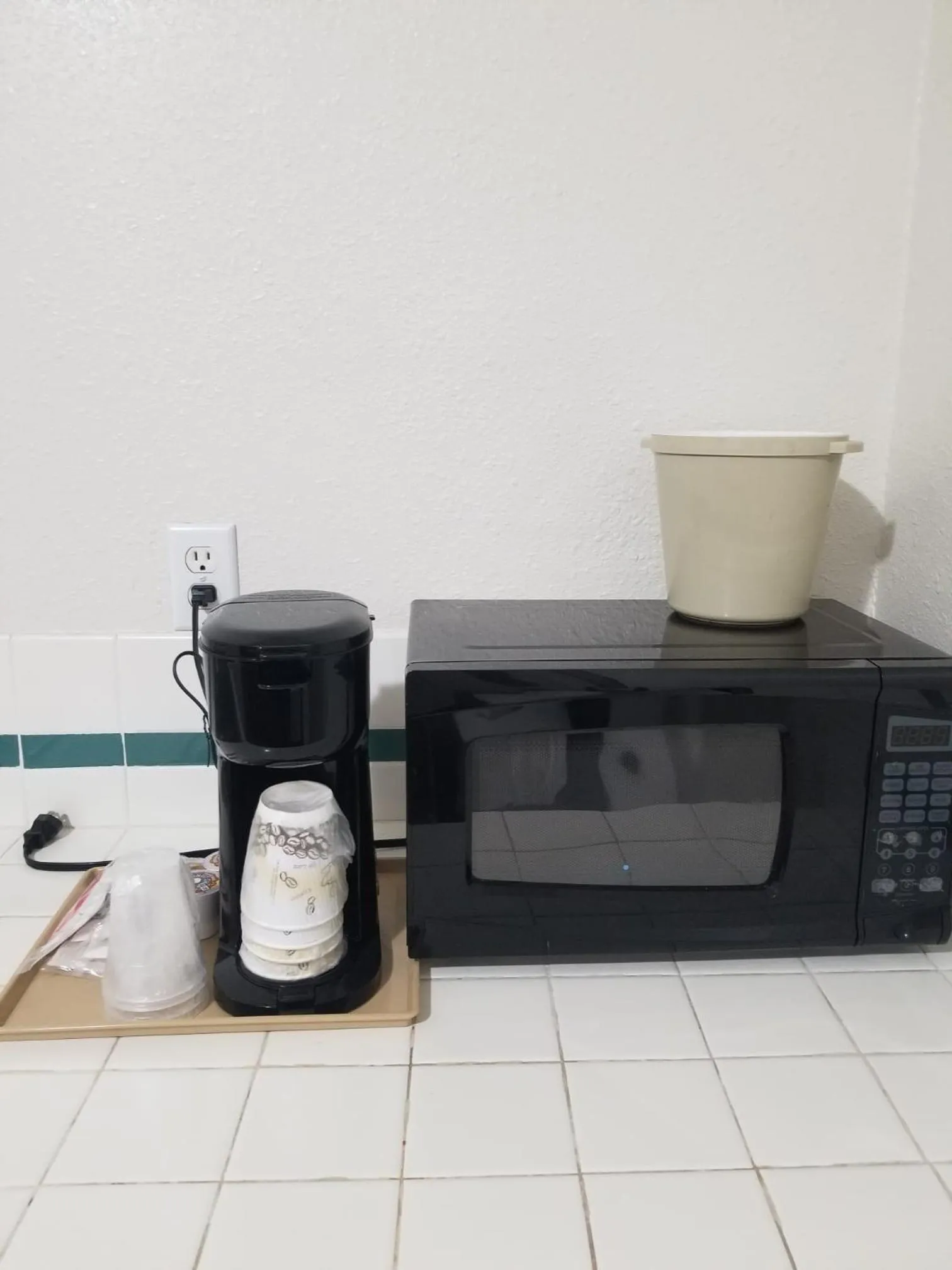 Coffee/tea facilities in Economy Inn Paso Robles