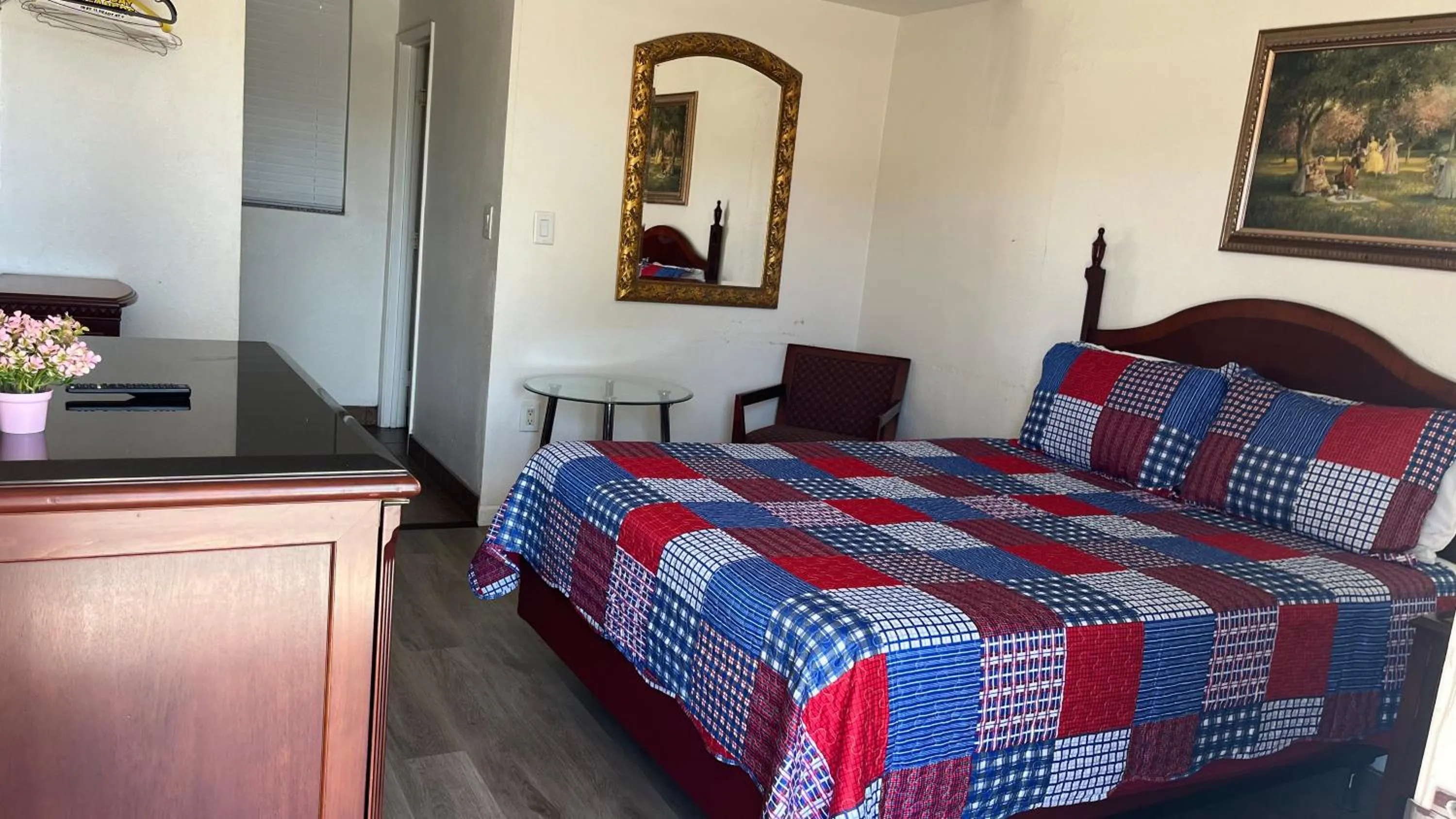 Queen Room in Economy Inn Paso Robles