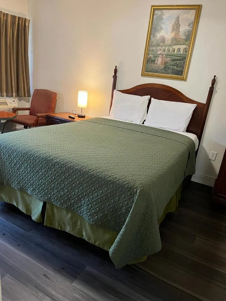 Photo of the whole room, Bed in Economy Inn Paso Robles