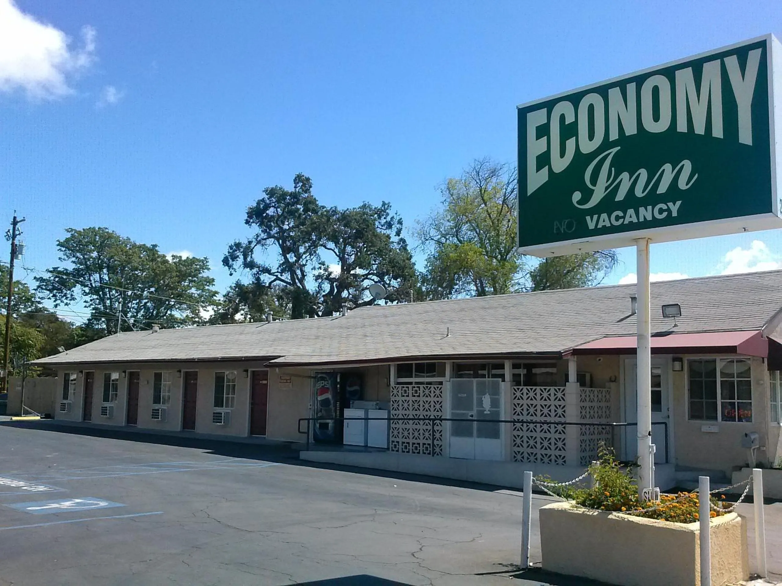 Property building in Economy Inn Paso Robles