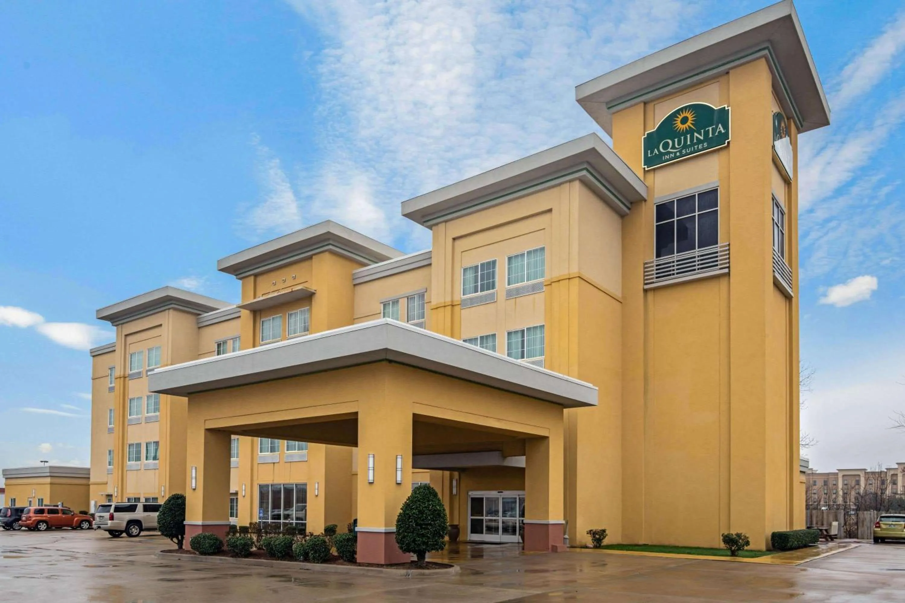 Property building in La Quinta Inn & Suites by Wyndham Durant