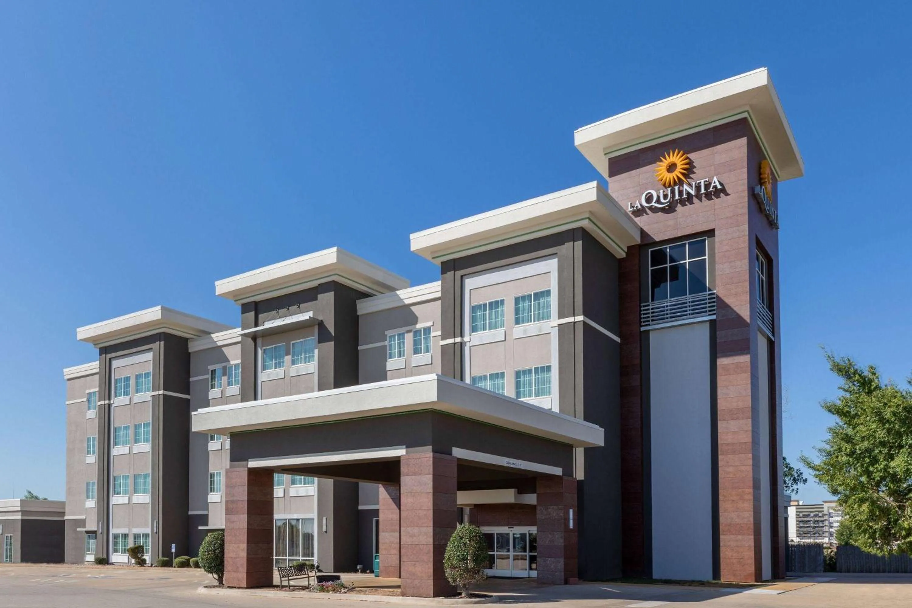Property building in La Quinta Inn & Suites by Wyndham Durant