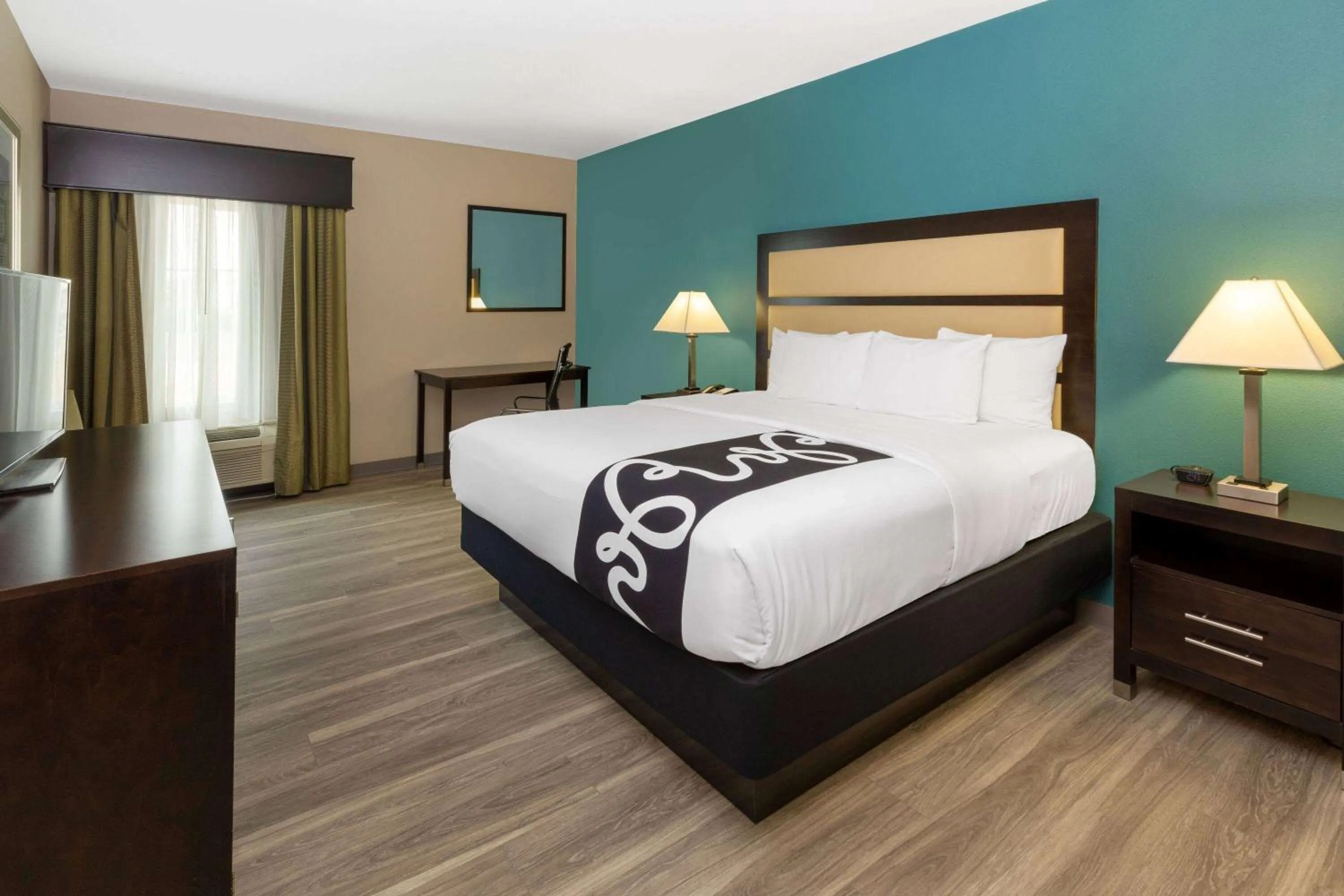 Photo of the whole room, Bed in La Quinta Inn & Suites by Wyndham Durant