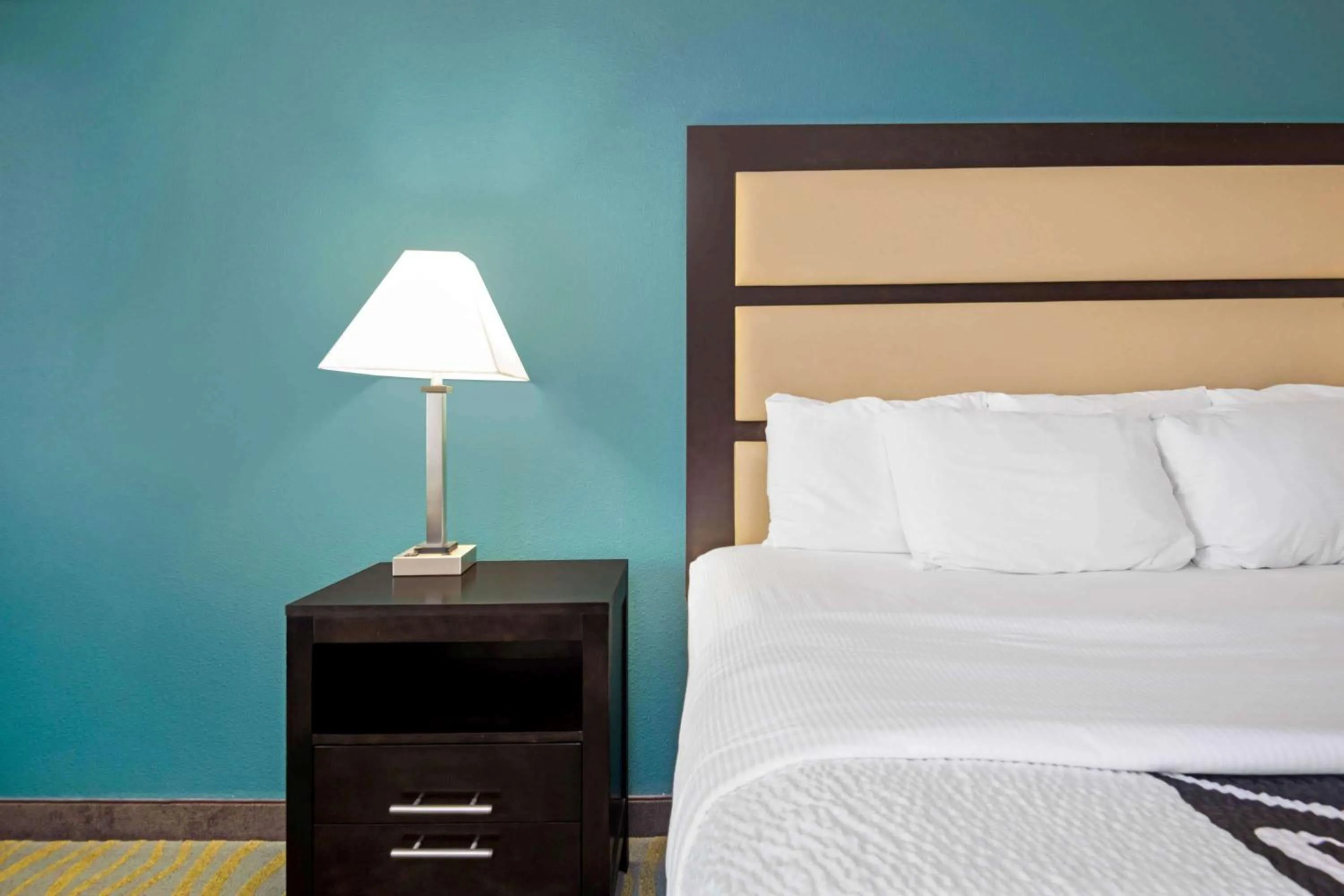 Photo of the whole room, Bed in La Quinta Inn & Suites by Wyndham Durant