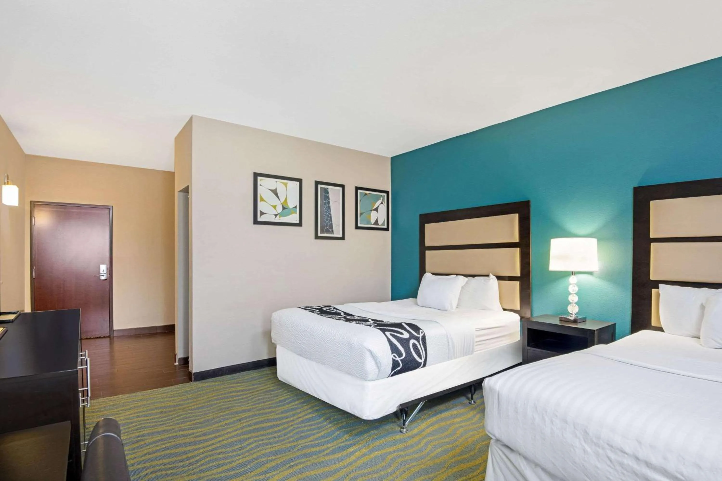Photo of the whole room, Bed in La Quinta Inn & Suites by Wyndham Durant