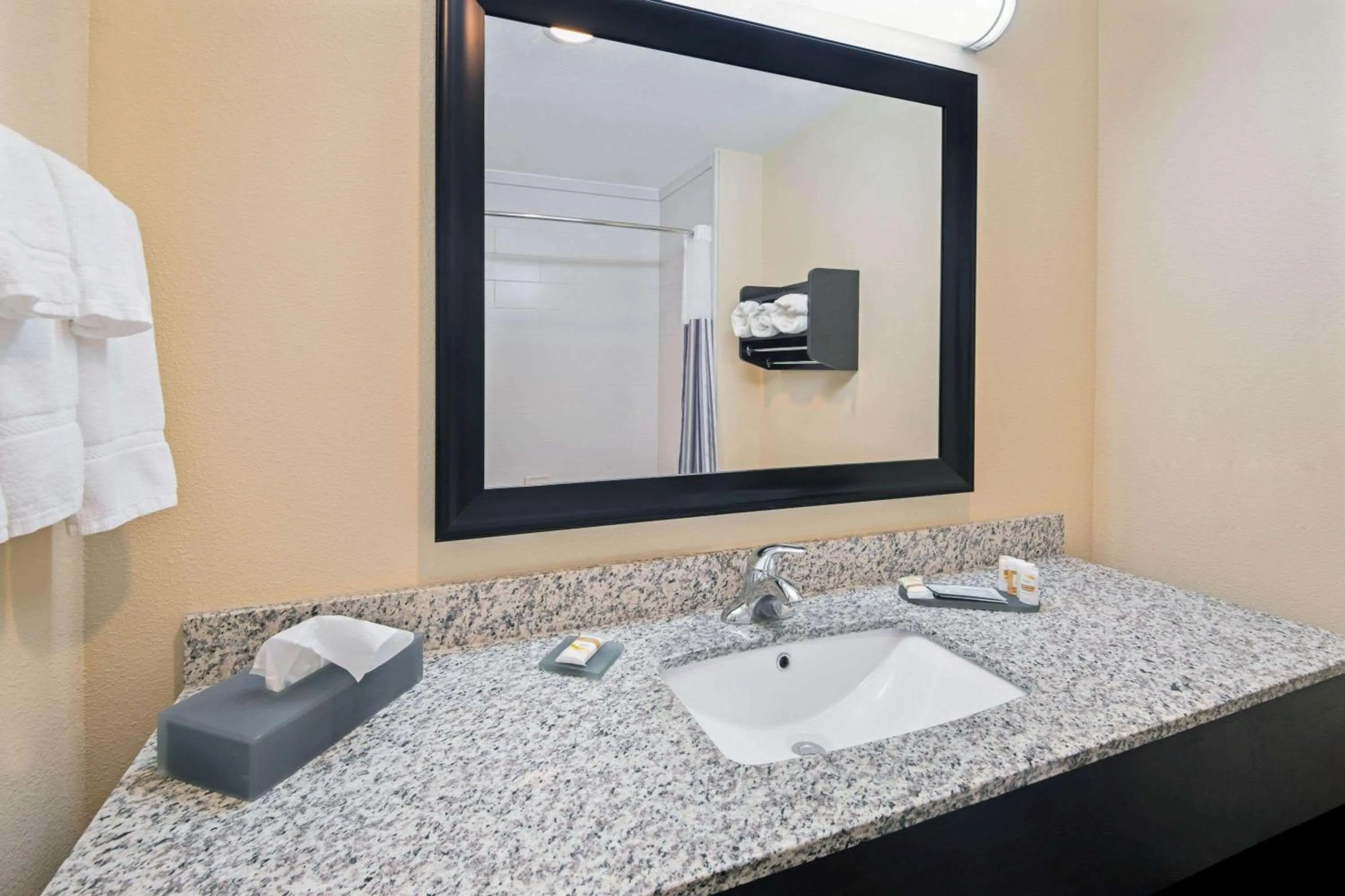Bathroom in La Quinta Inn & Suites by Wyndham Durant