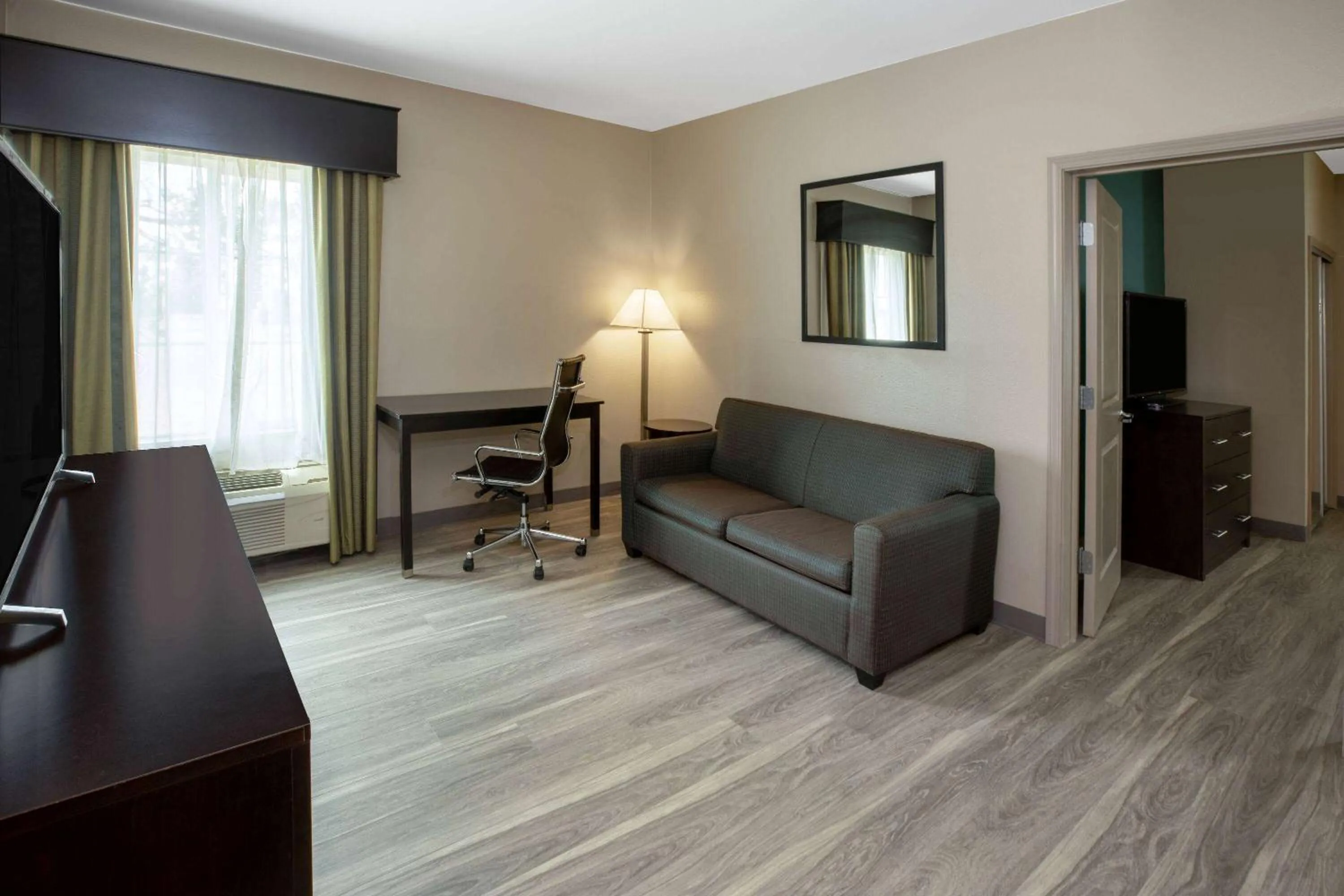 Bed in La Quinta Inn & Suites by Wyndham Durant