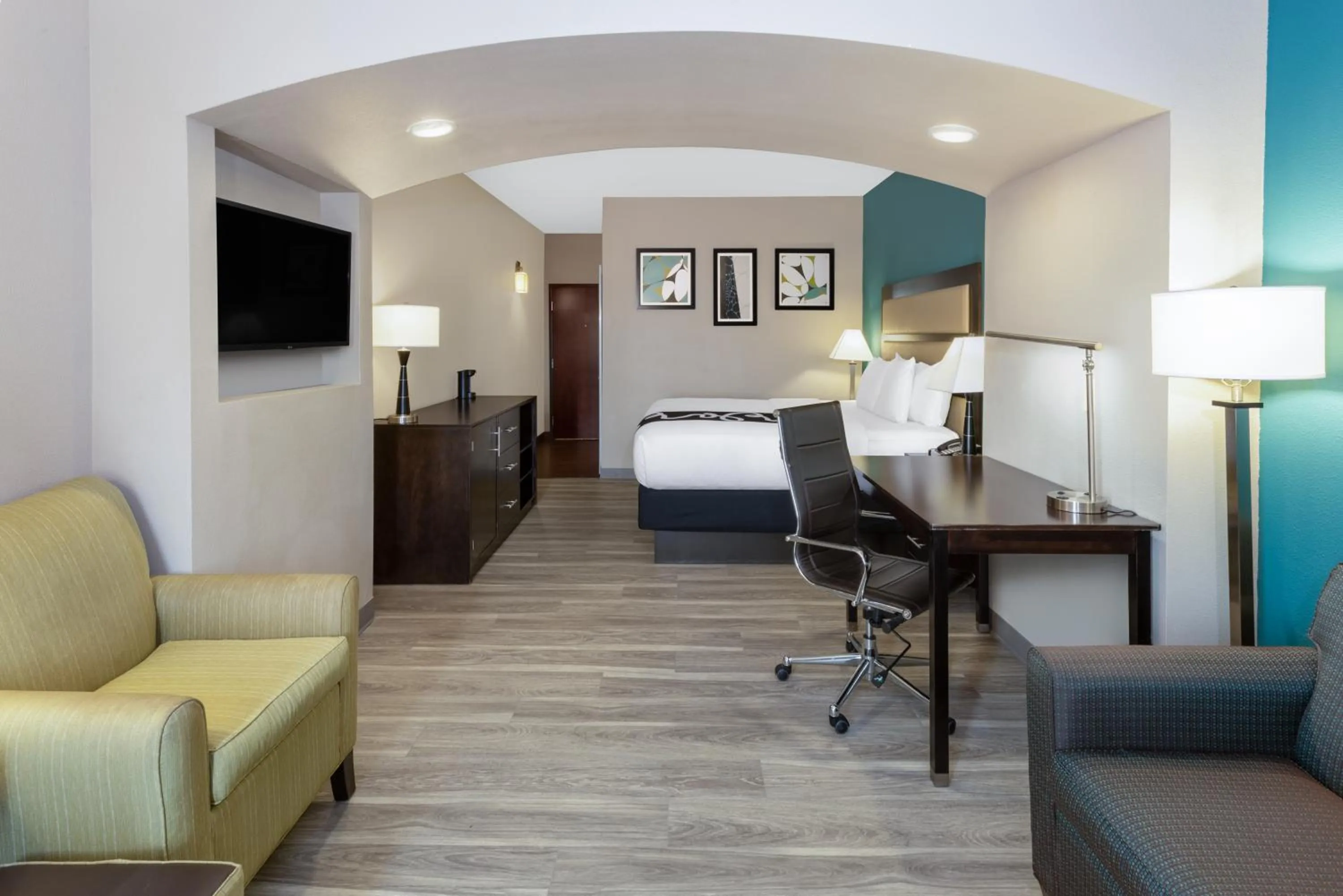 Bed in La Quinta Inn & Suites by Wyndham Durant