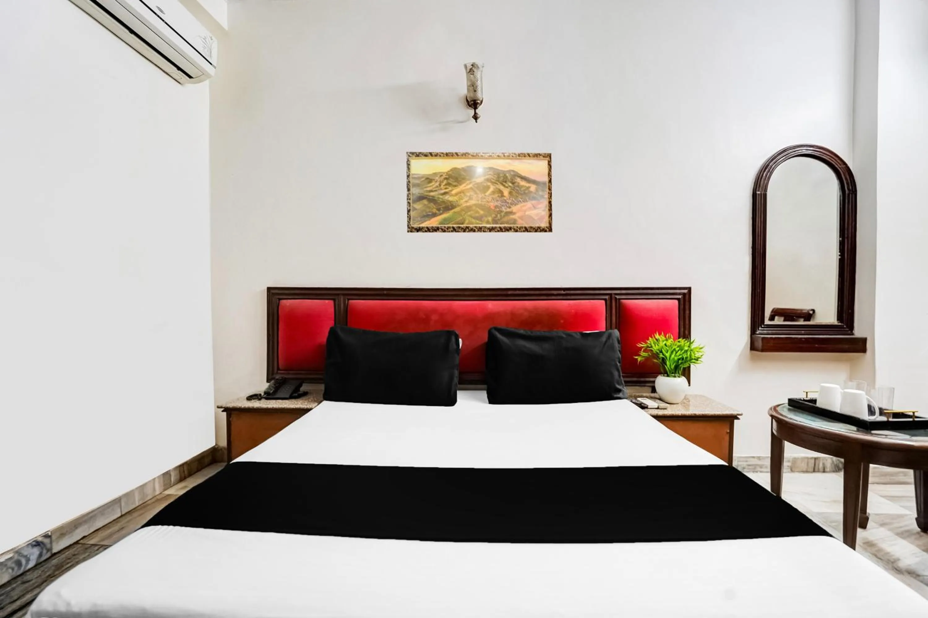 Bedroom, Bed in Hotel O Paharganj Near Railway Station Formerly Chand Palace