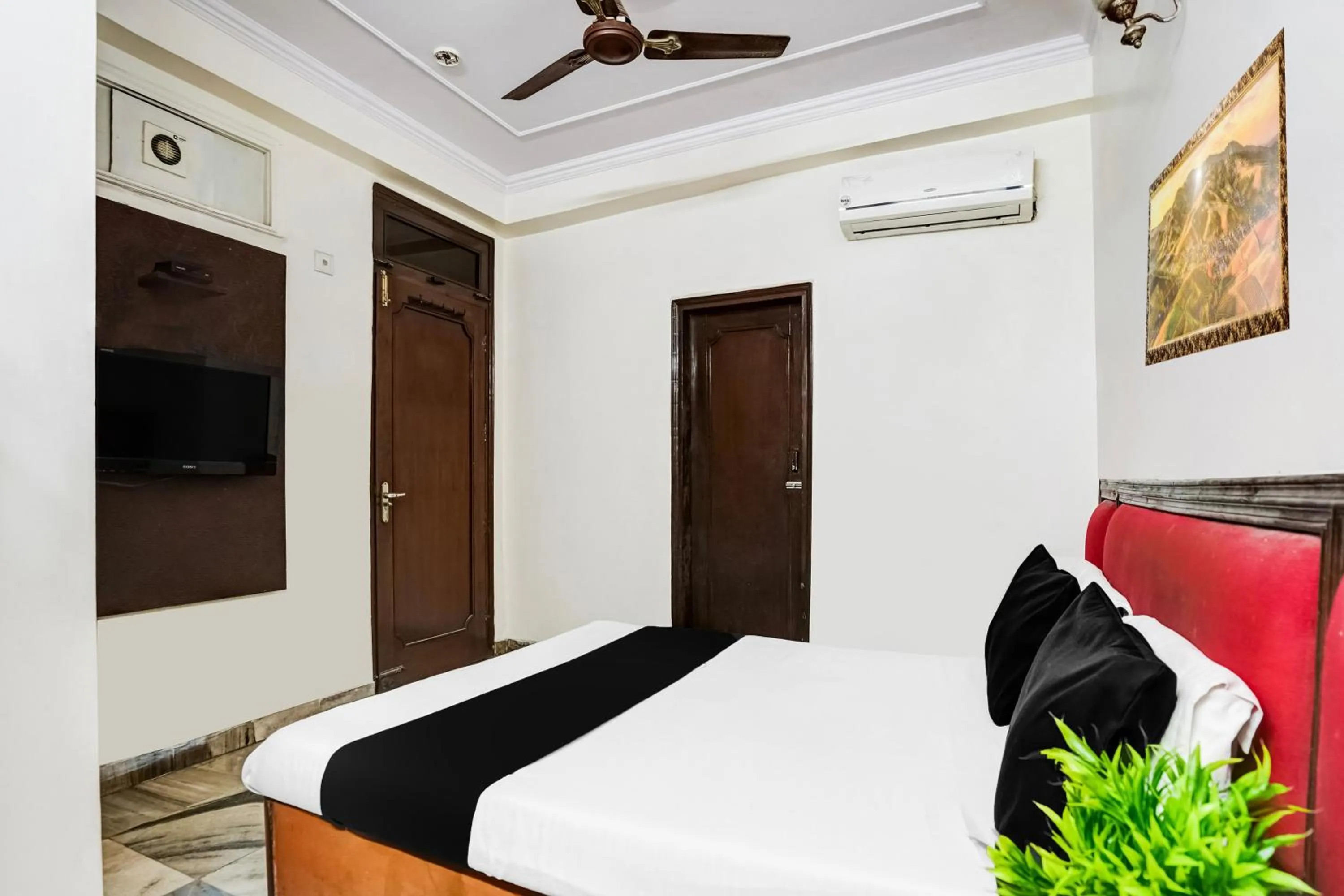 Bedroom, Bed in Hotel O Paharganj Near Railway Station Formerly Chand Palace