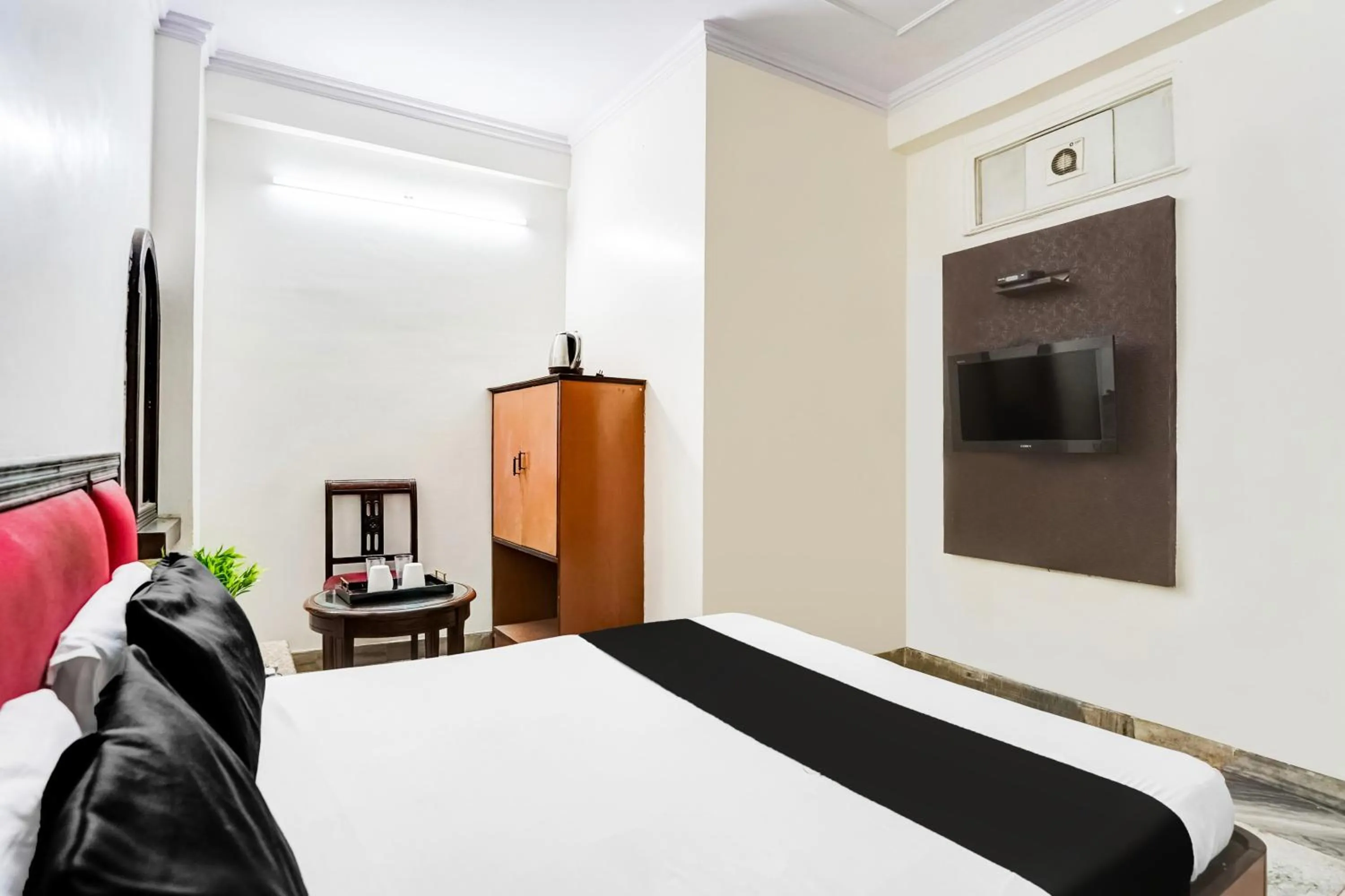 Bedroom, Bed in Hotel O Paharganj Near Railway Station Formerly Chand Palace